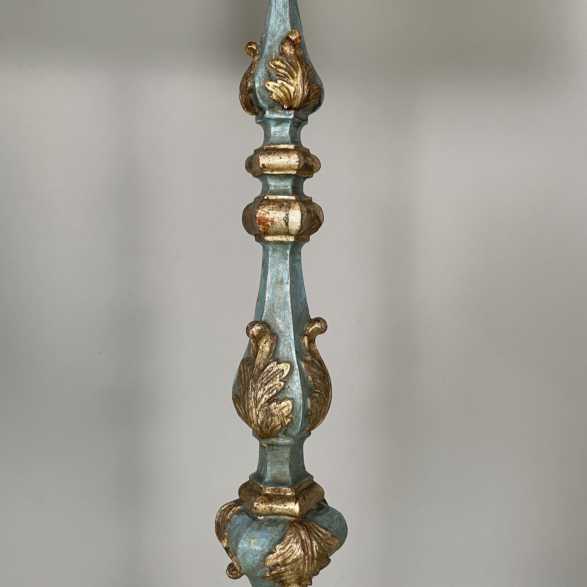 Milieu du XXe siècle Lampadaire italien en Wood avec feuille d'or et laque bleu clair, années 1940. en vente