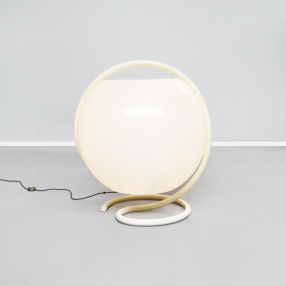 Italian floor lamp Mappamondo mod 2144 by Martinelli per Martinelli Luce, 1960s

Floor lamp Mappamondo model 2144 with spherical shape in plexiglass and tubular steel. The light is a sphere with two hollow sides in opaline plexiglass. The tubular
