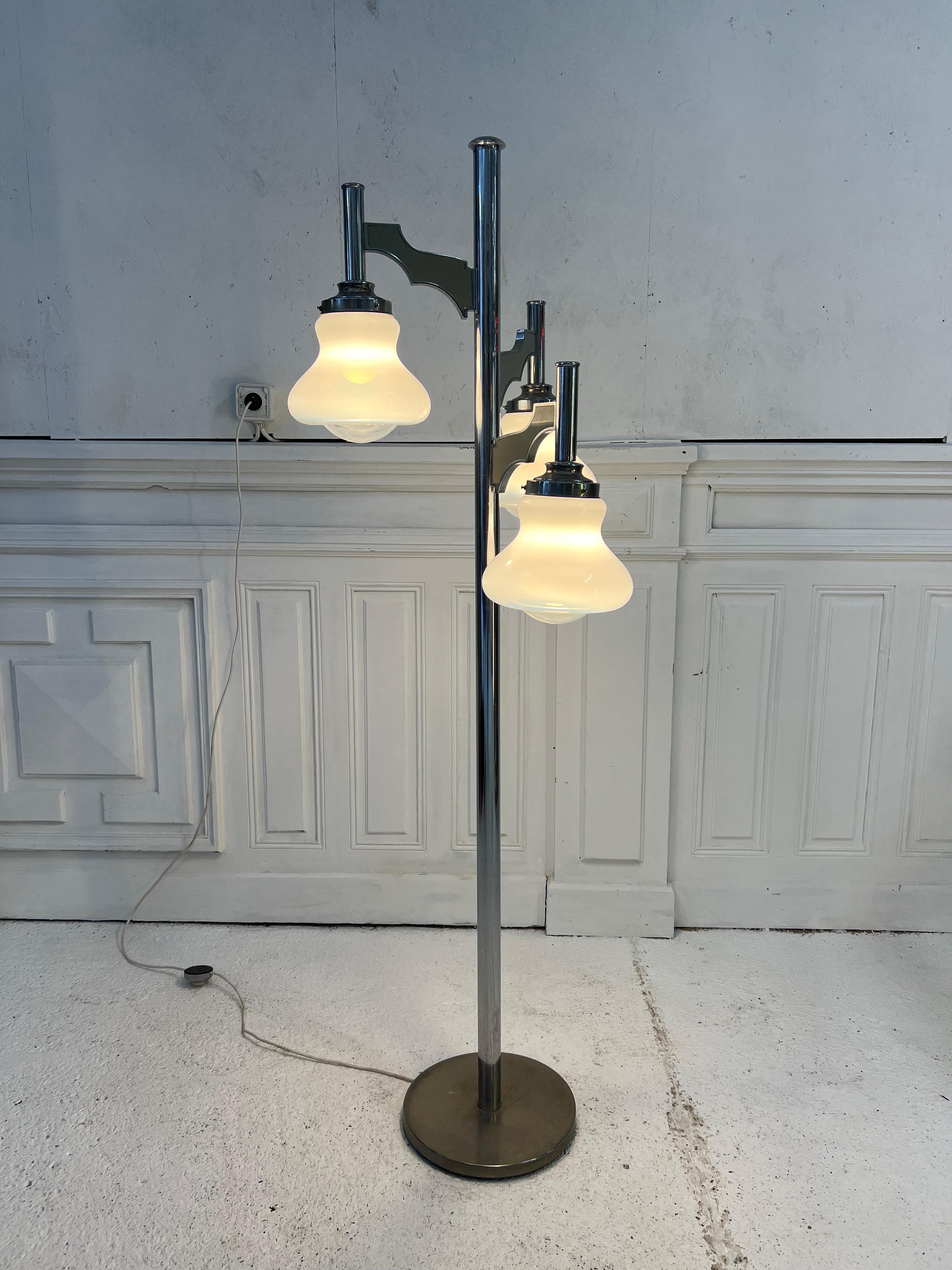 3-light lamp from the 70s by designer Sciolari Italy in chromed metal and Murano glass
its 70s look and its wasp waist will make it easier to find a nice place in your interior
Gaetano Sciolari
ITALIAN, 1927-1994
The work of famous mid-century