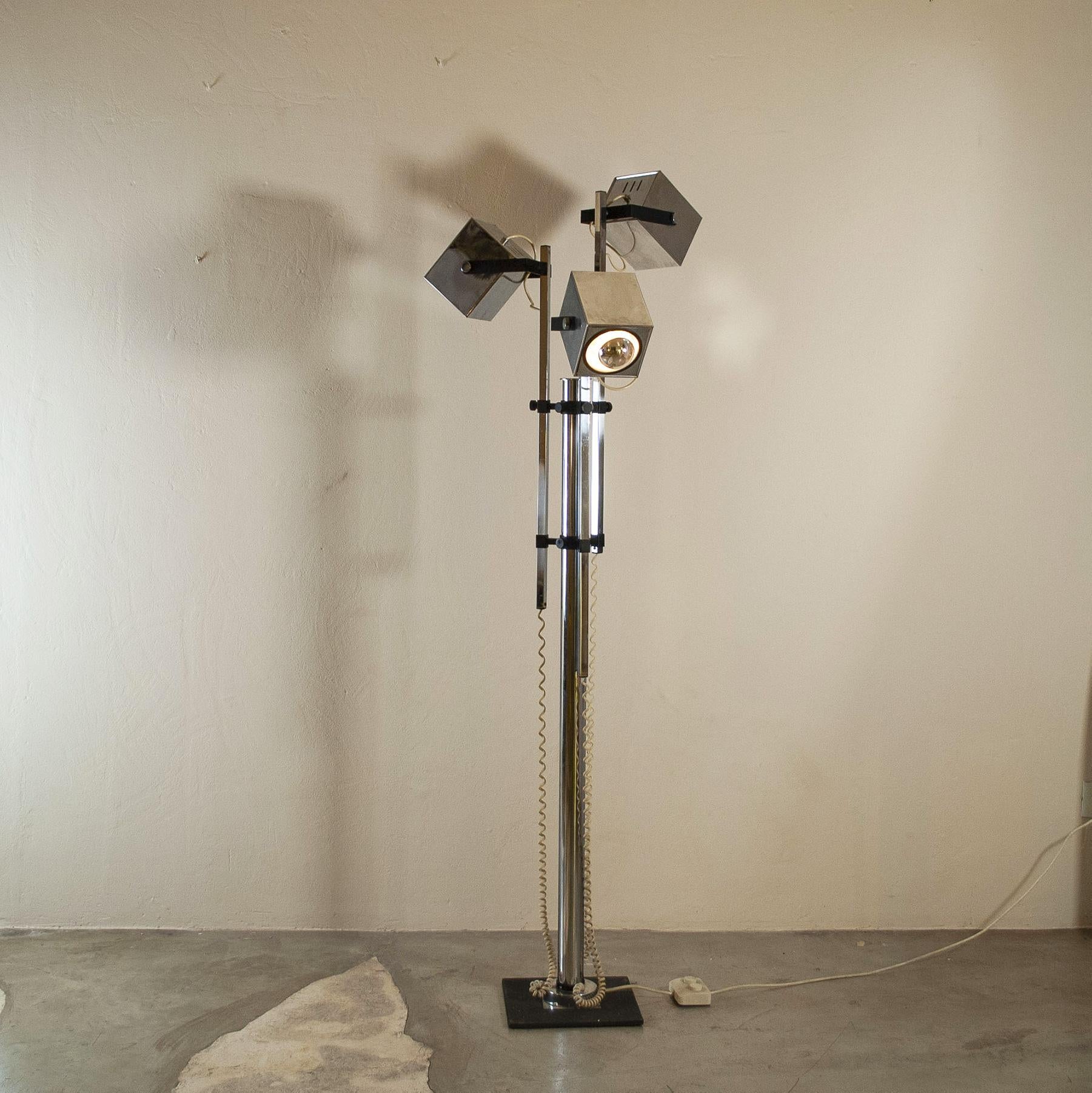 Italian floor lamp space age 1970s. In condizioni buone in vendita a bari, IT