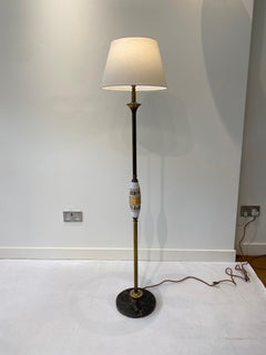 Lampada da terra italiana con colonna in ceramica figurativa e base in marmo di Carrara, anni ’60