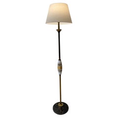 Lampada da terra italiana con colonna in ceramica figurativa e base in marmo di Carrara, anni ’60