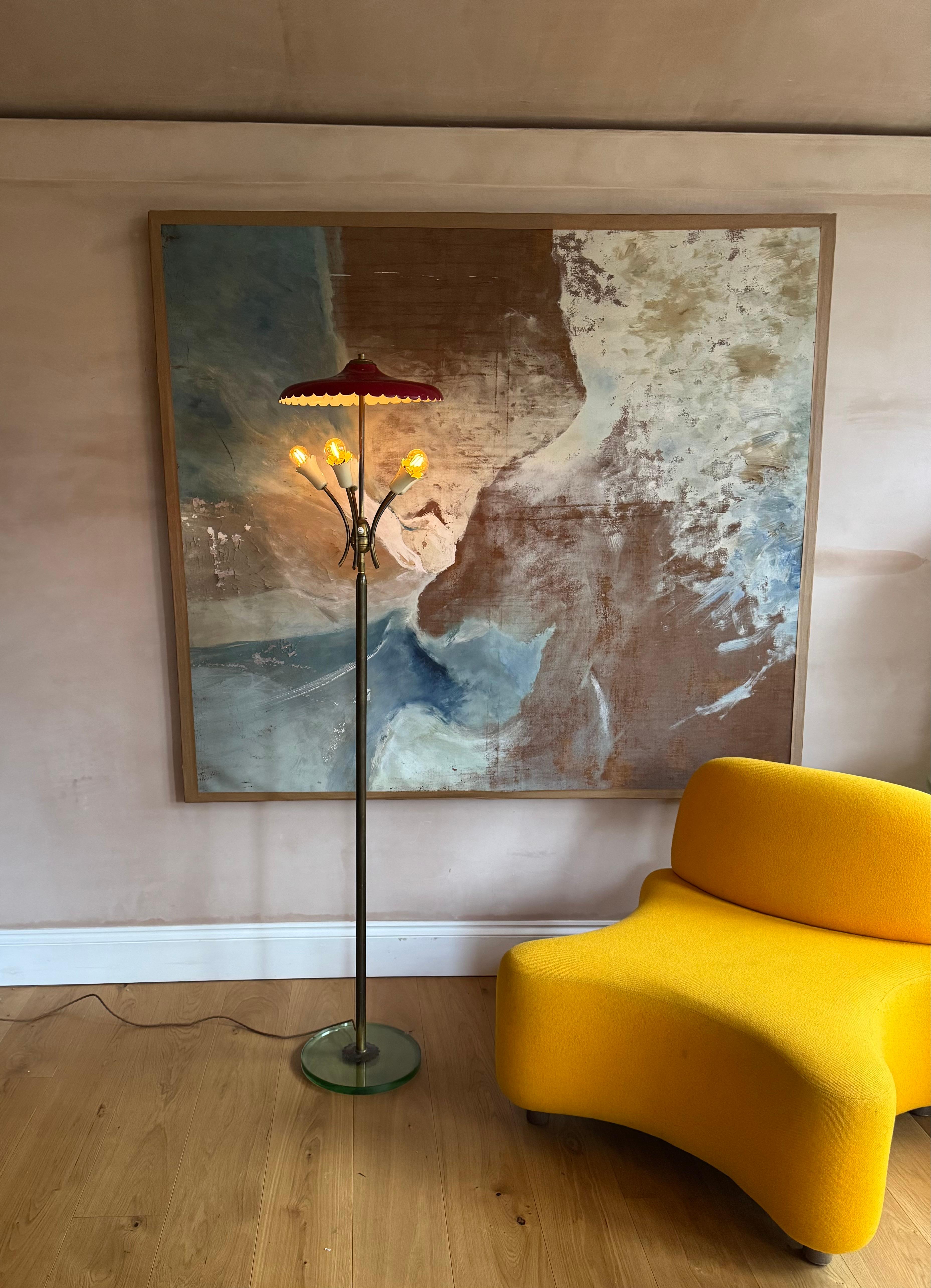 Magnifique lampadaire italien des années 950 en métal doré et en verre. La base en verre est vraisemblablement du verre de Fontana et la lampe est dans le style de Stilnano. Il y a deux petits éclats à la base et quelques dommages et pertes de