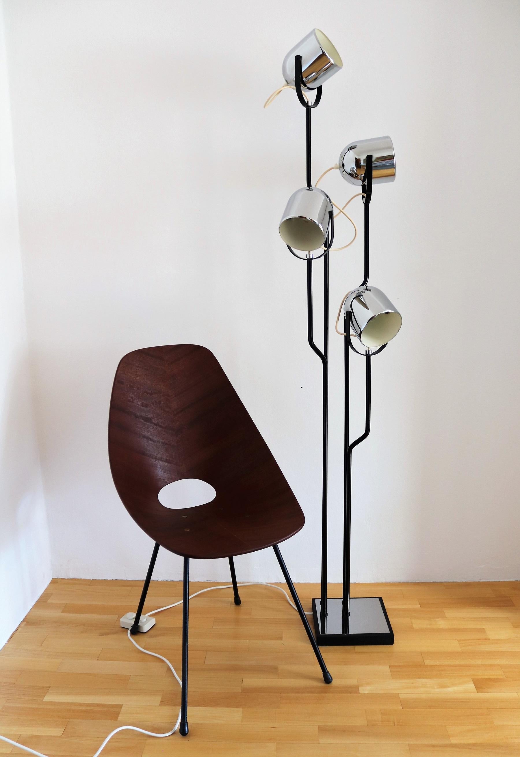 Beautiful floor lamp manufactured by Reggiani, Italy, in the 1970s.
With manufacturer's print under the lamp. 
The four legs are painted in black, the light spots and the floor plate are chromed.
The floor lamp has four spot lights in different