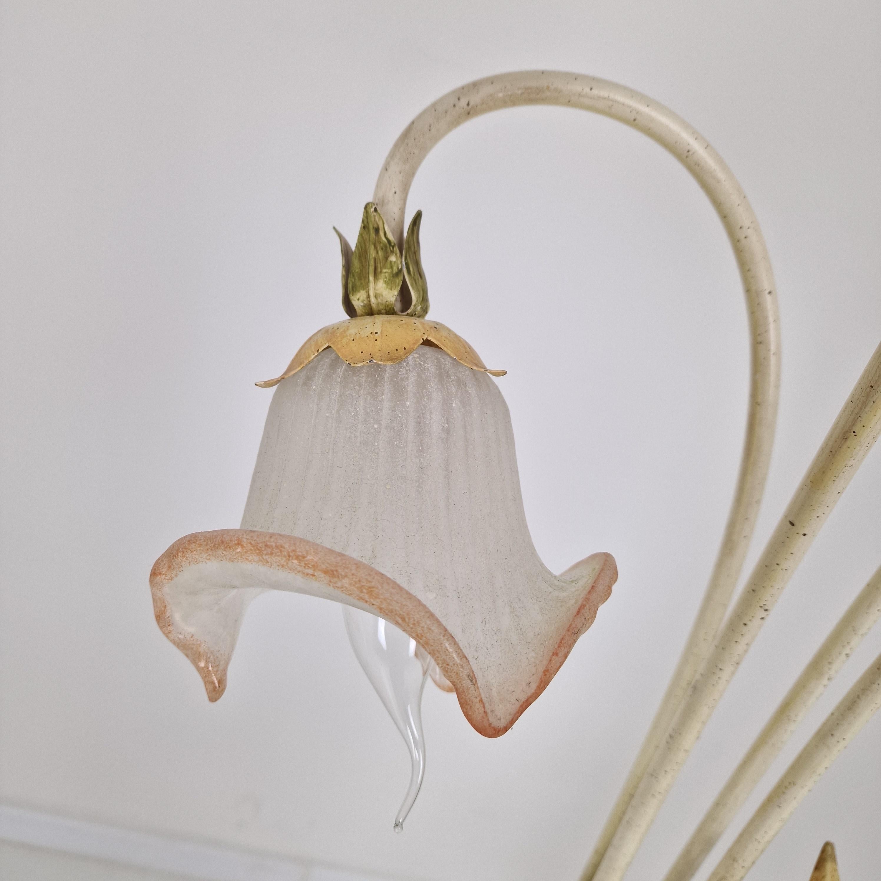 Lampadaire italien avec tiges en métal, détails de feuilles et abat-jour à fleurs en verre de Murano en vente 3