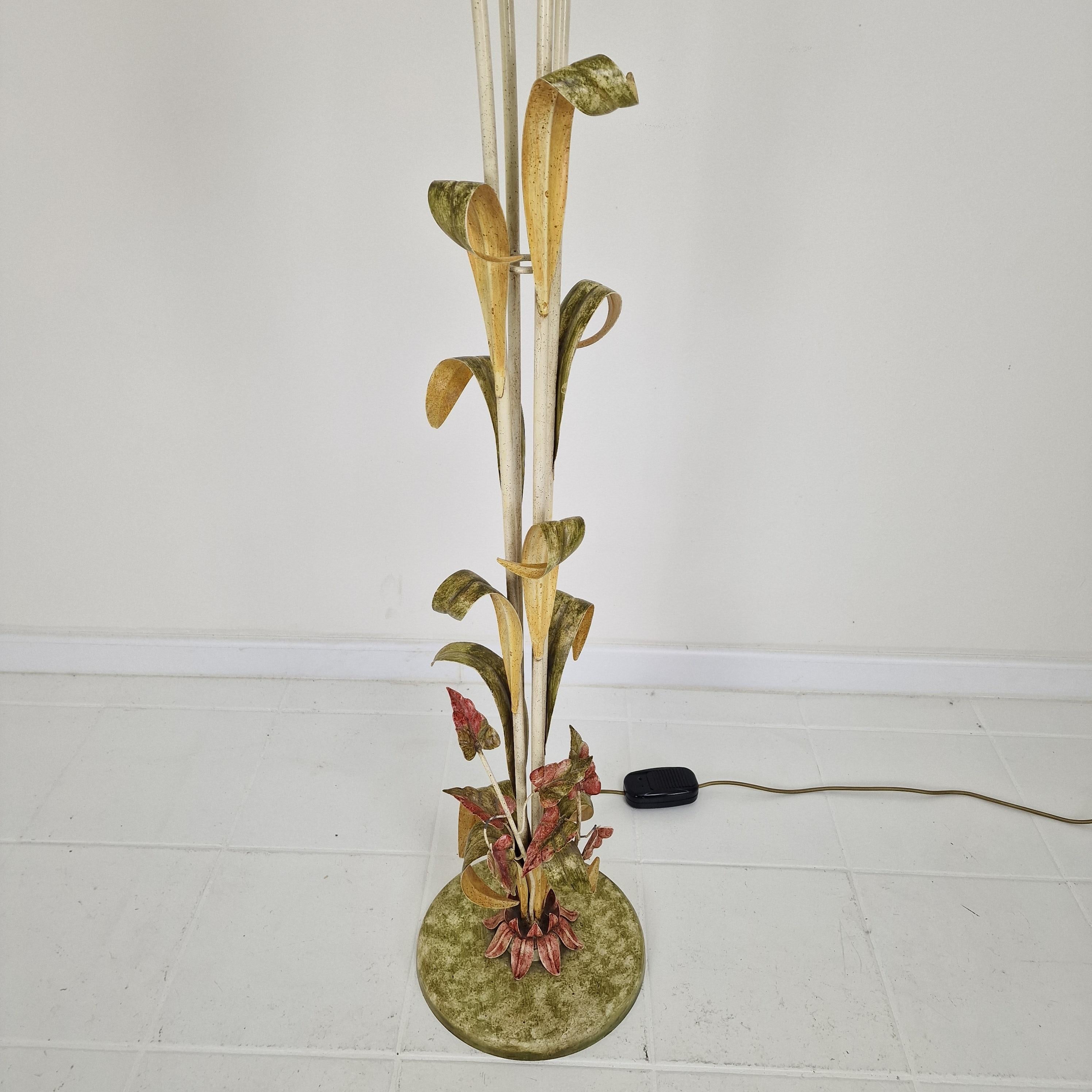 Lampadaire italien avec tiges en métal, détails de feuilles et abat-jour à fleurs en verre de Murano en vente 4