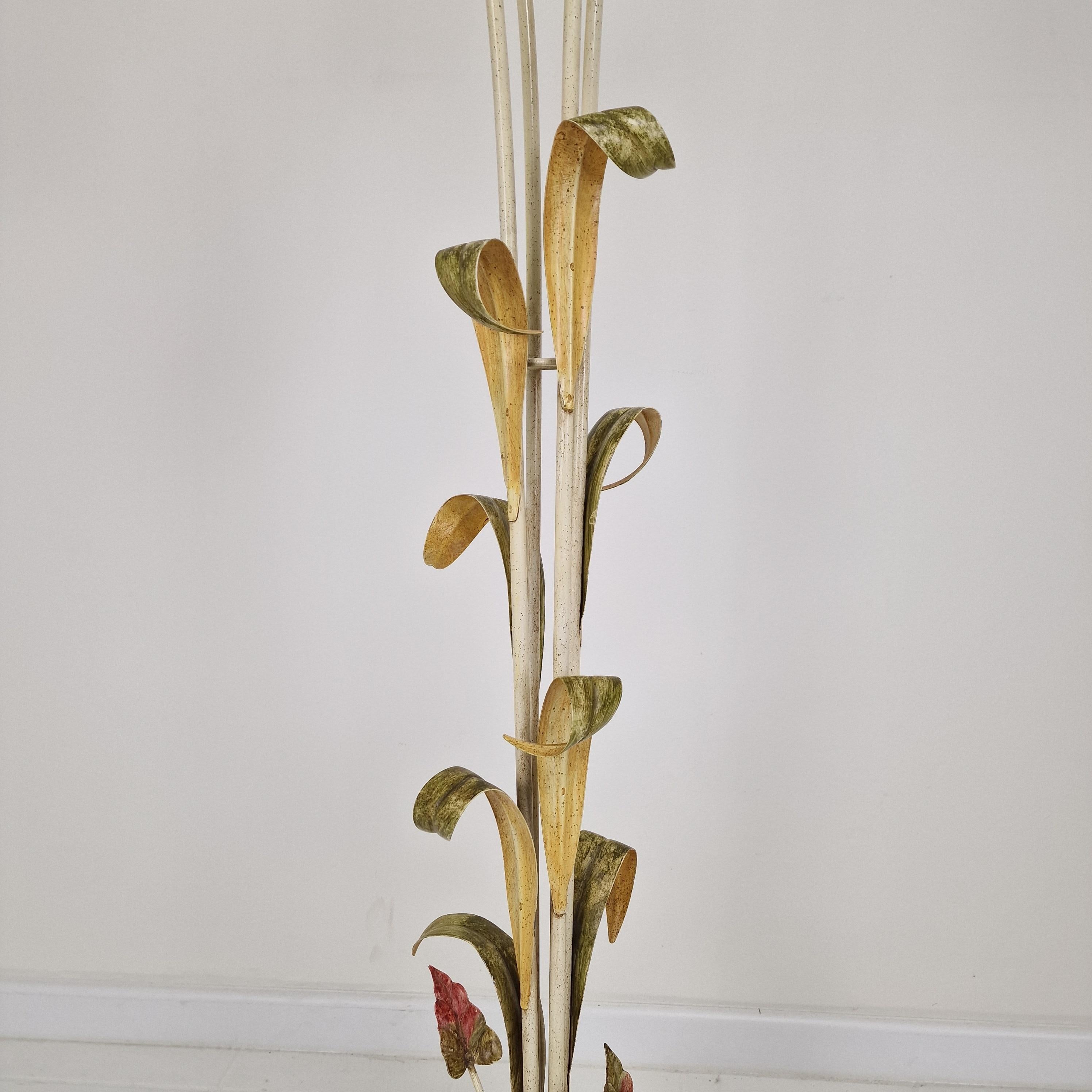 Lampadaire italien avec tiges en métal, détails de feuilles et abat-jour à fleurs en verre de Murano en vente 5