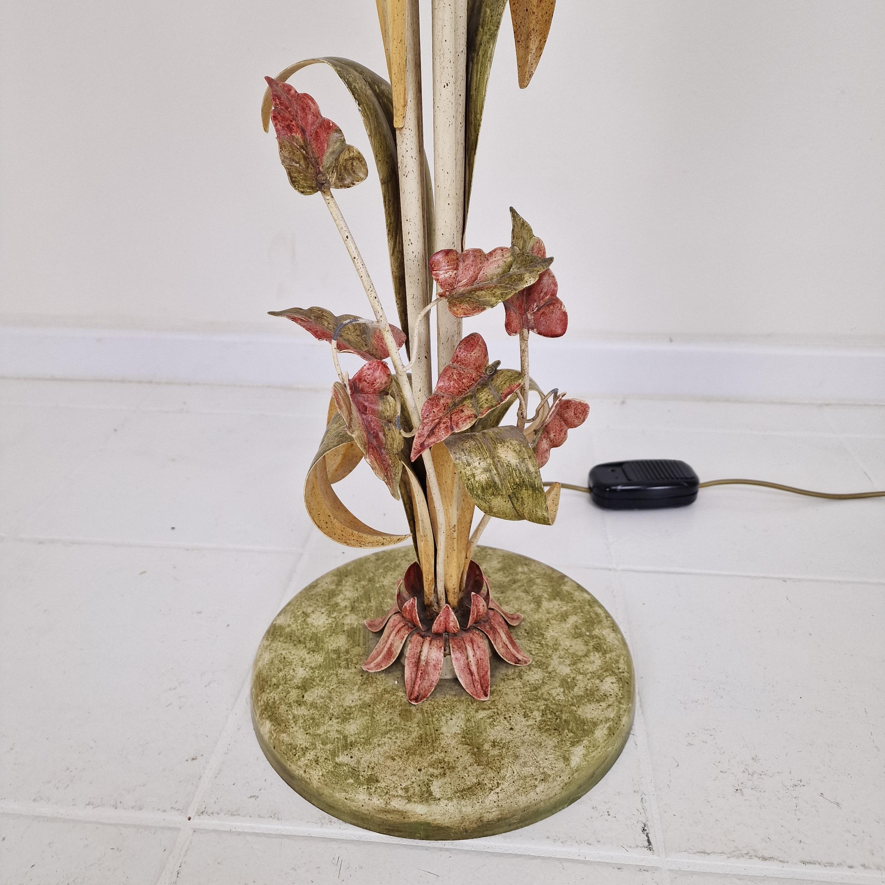 Lampadaire italien avec tiges en métal, détails de feuilles et abat-jour à fleurs en verre de Murano en vente 6