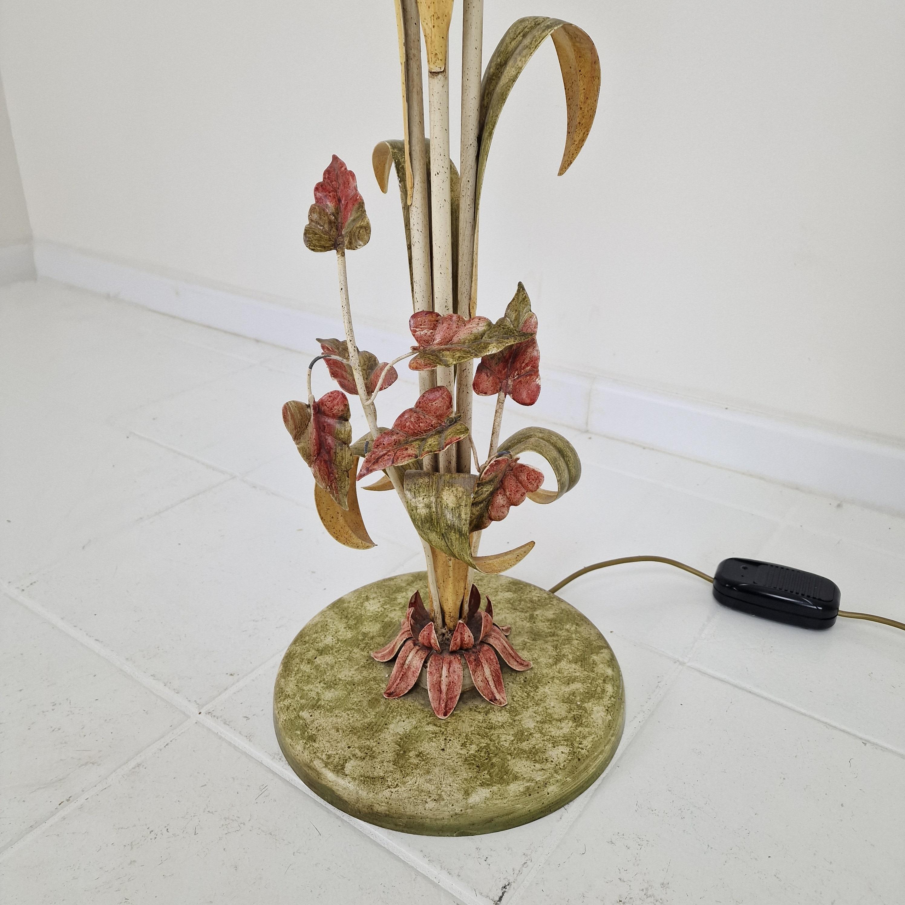 Lampadaire italien avec tiges en métal, détails de feuilles et abat-jour à fleurs en verre de Murano en vente 7