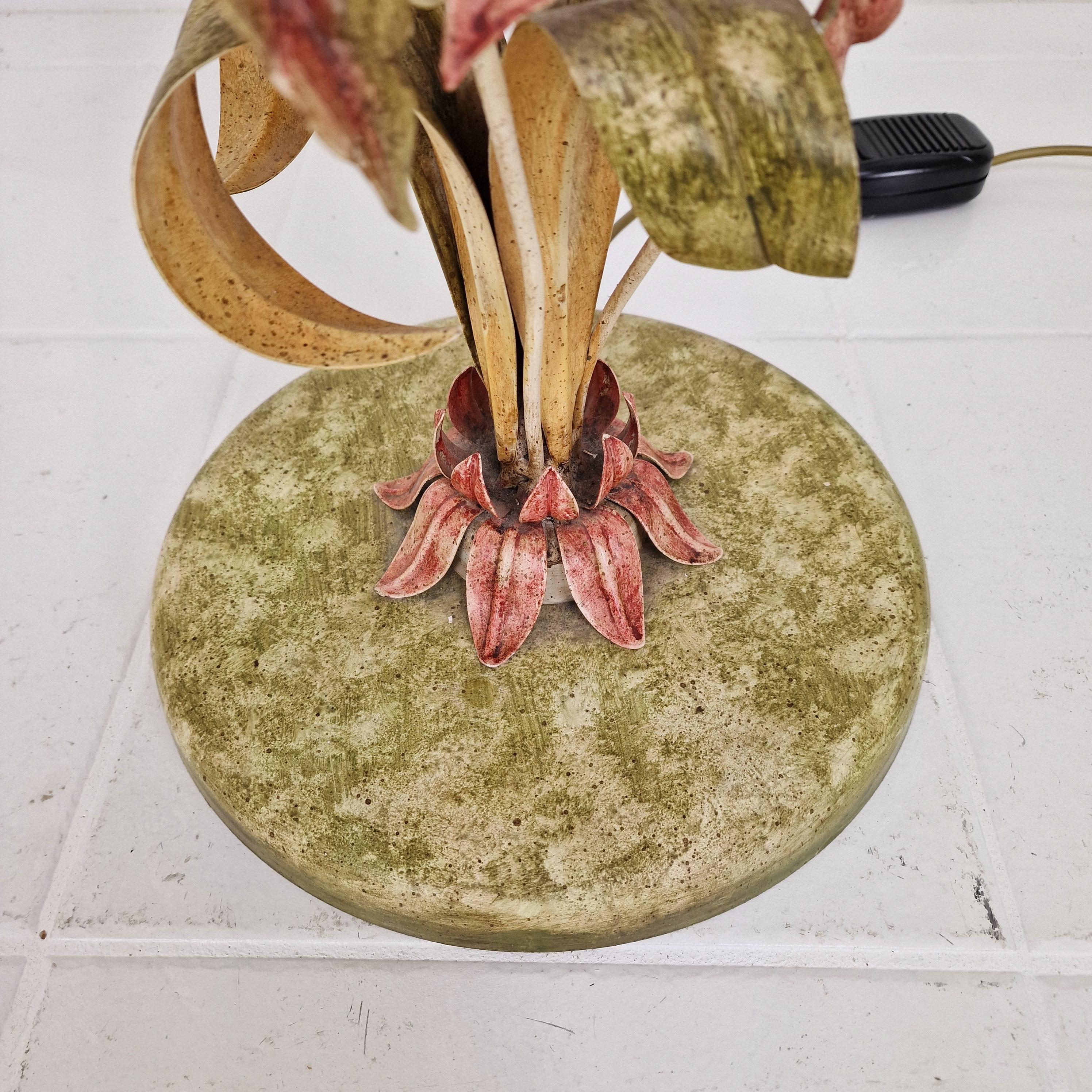 Lampadaire italien avec tiges en métal, détails de feuilles et abat-jour à fleurs en verre de Murano en vente 8