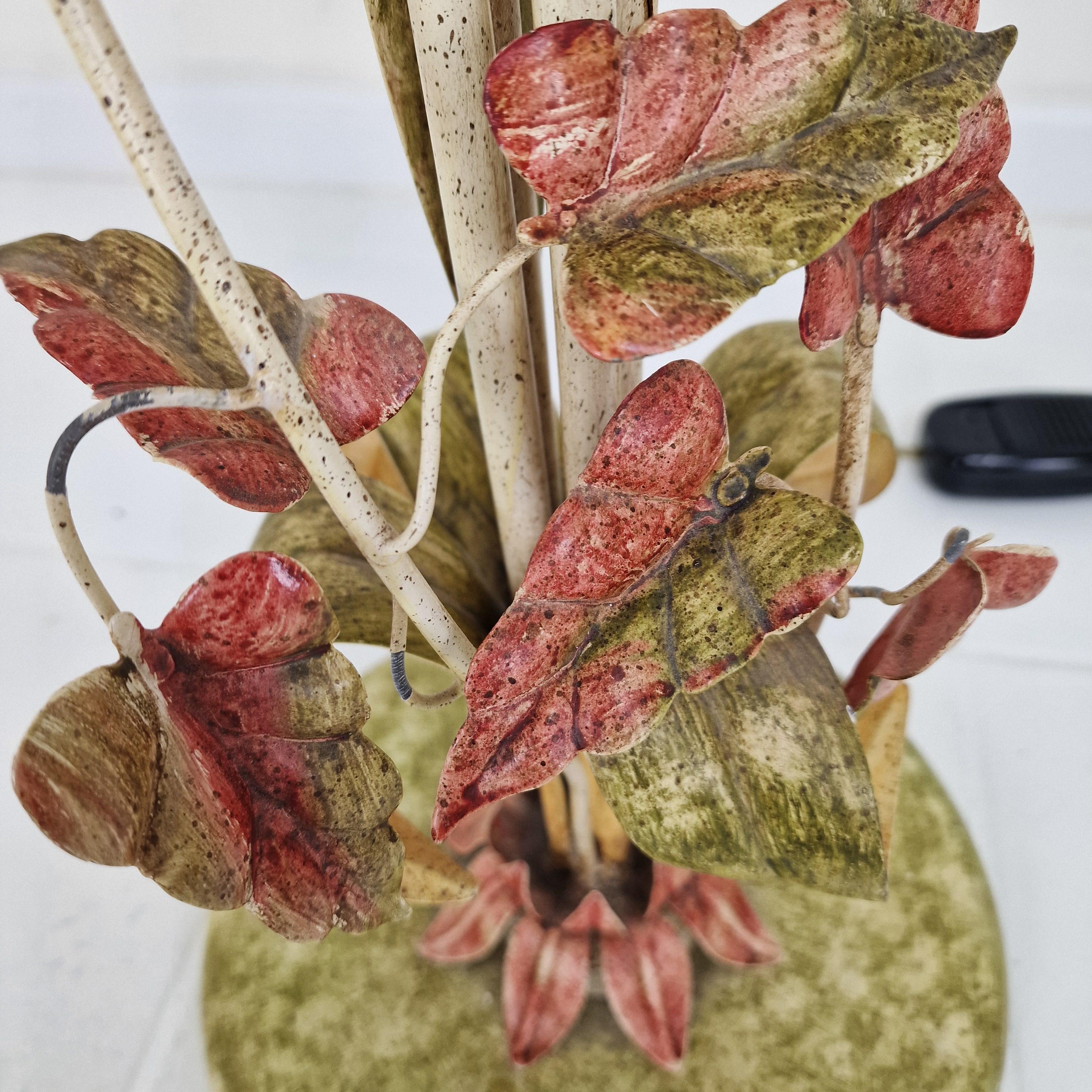 Lampadaire italien avec tiges en métal, détails de feuilles et abat-jour à fleurs en verre de Murano en vente 9