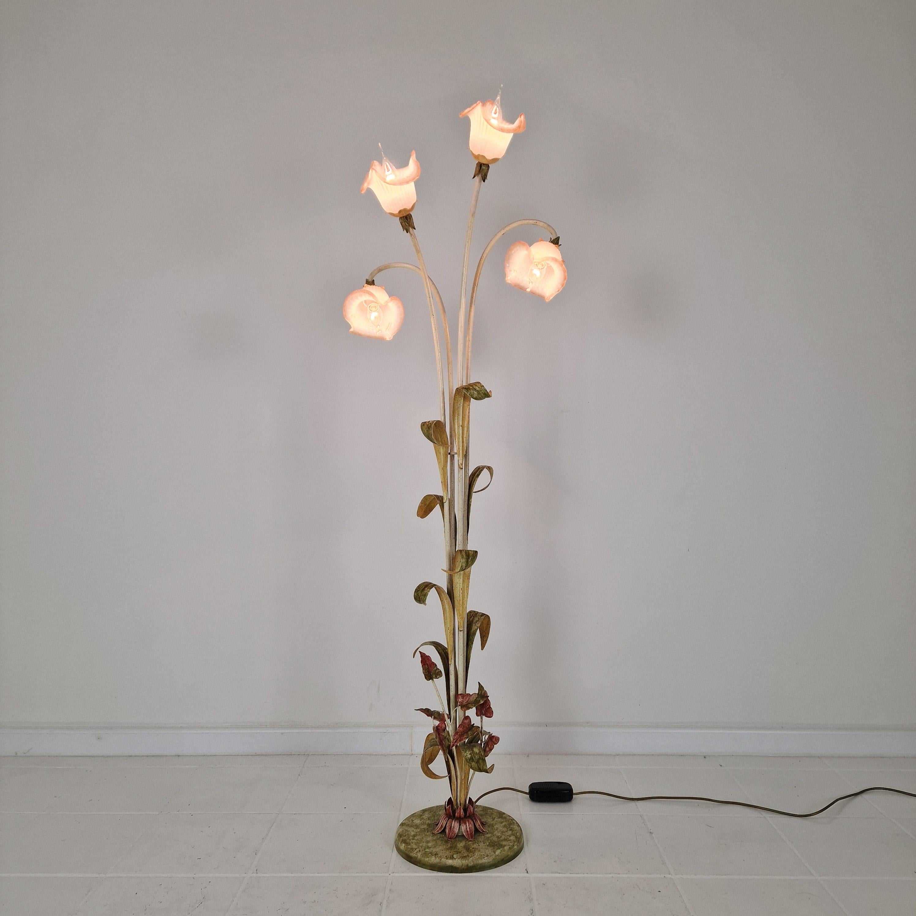 Mid-Century Modern Lampadaire italien avec tiges en métal, détails de feuilles et abat-jour à fleurs en verre de Murano en vente
