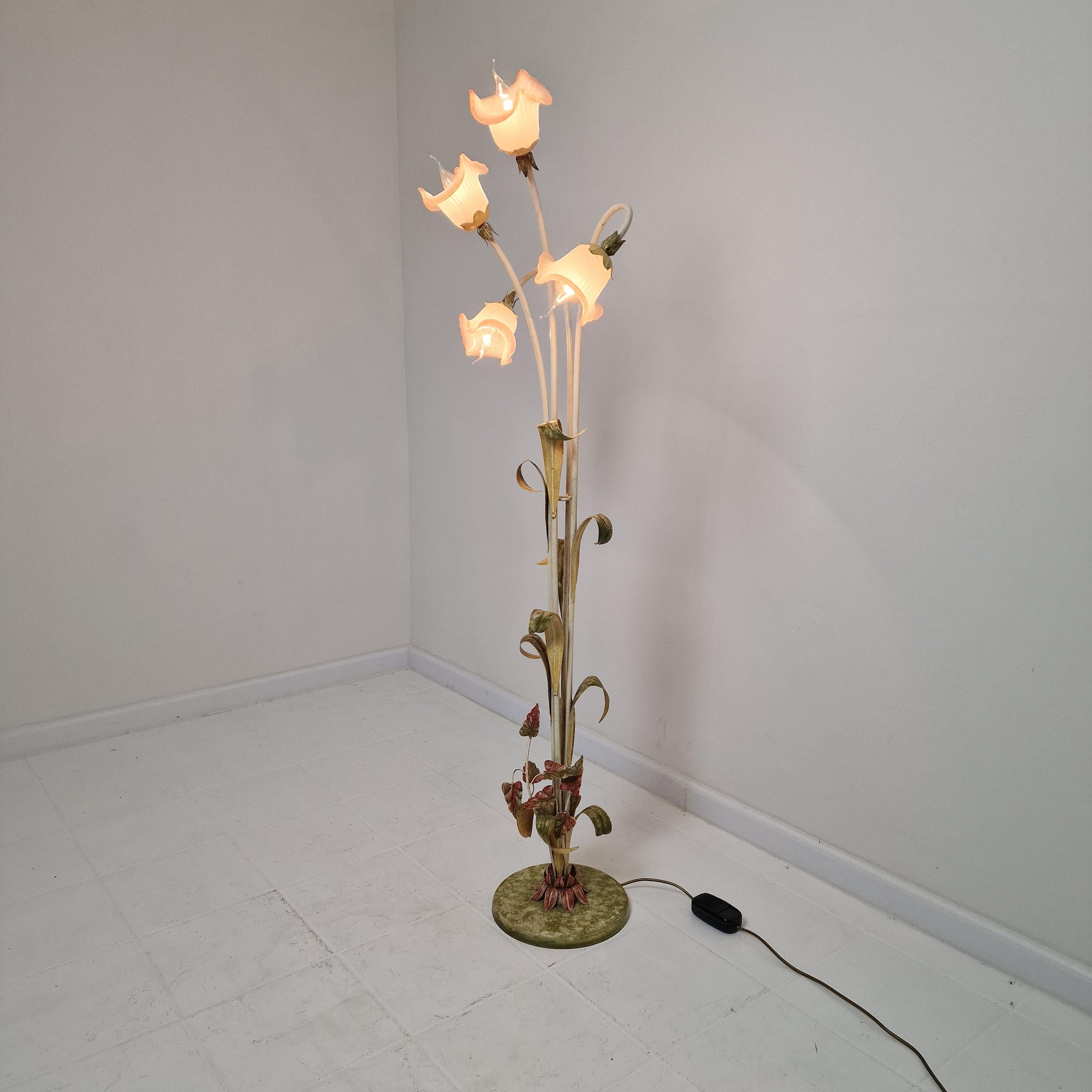 Fait main Lampadaire italien avec tiges en métal, détails de feuilles et abat-jour à fleurs en verre de Murano en vente