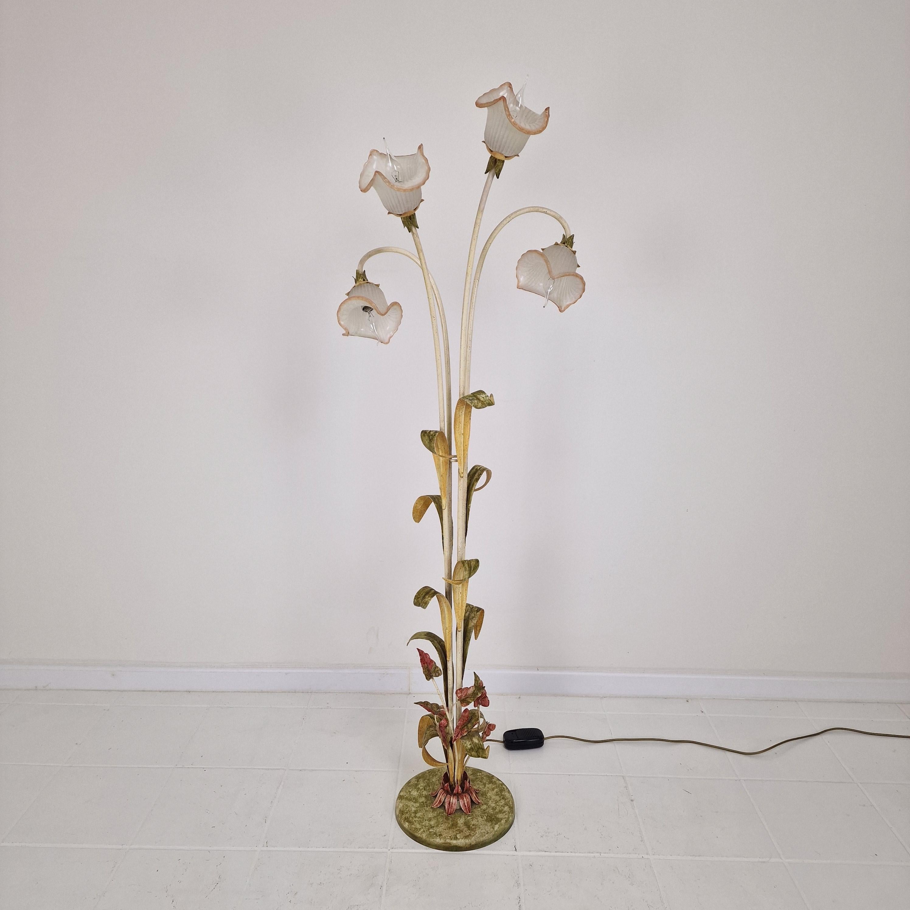 Lampadaire italien avec tiges en métal, détails de feuilles et abat-jour à fleurs en verre de Murano Bon état - En vente à Oud Beijerland, NL