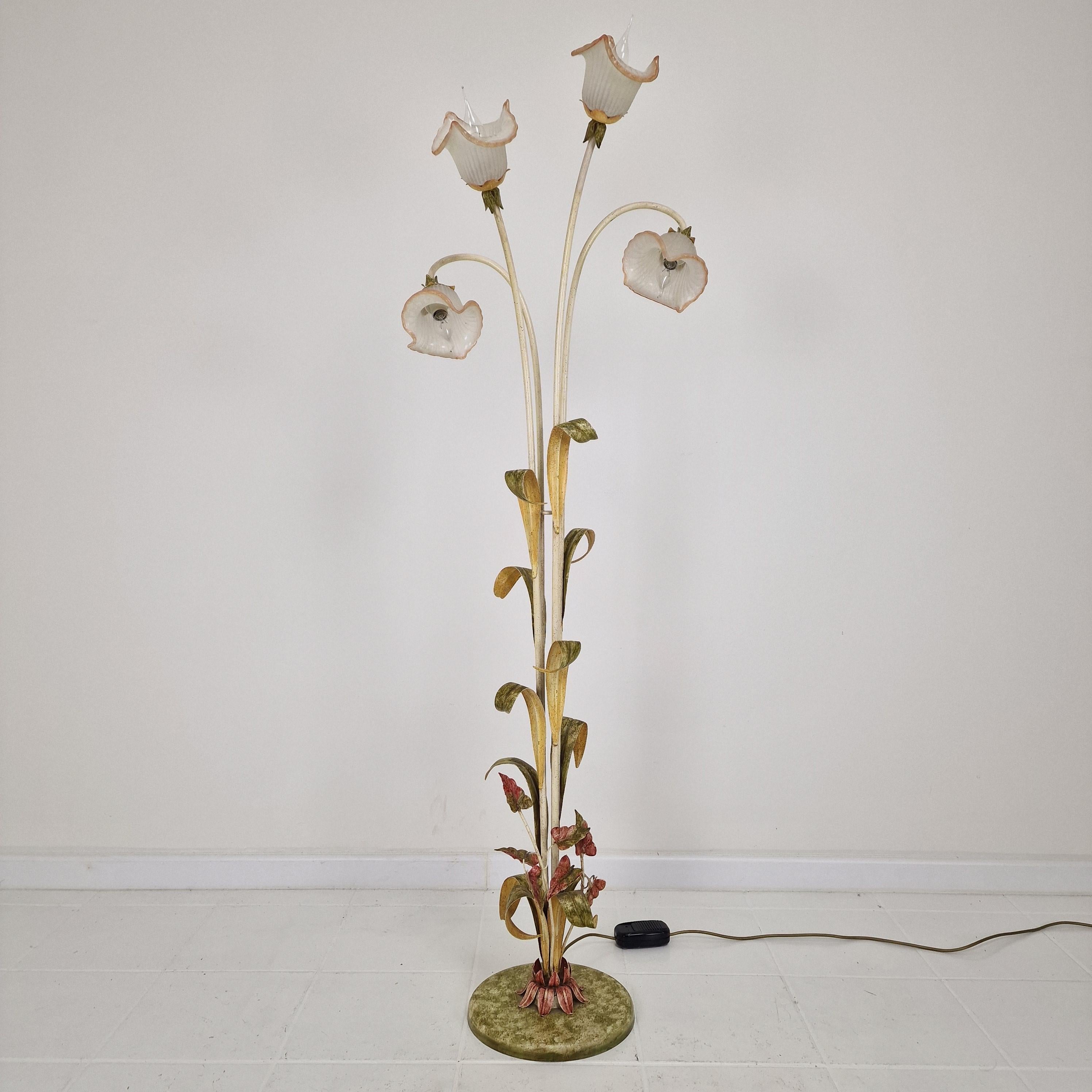 Fin du 20e siècle Lampadaire italien avec tiges en métal, détails de feuilles et abat-jour à fleurs en verre de Murano en vente
