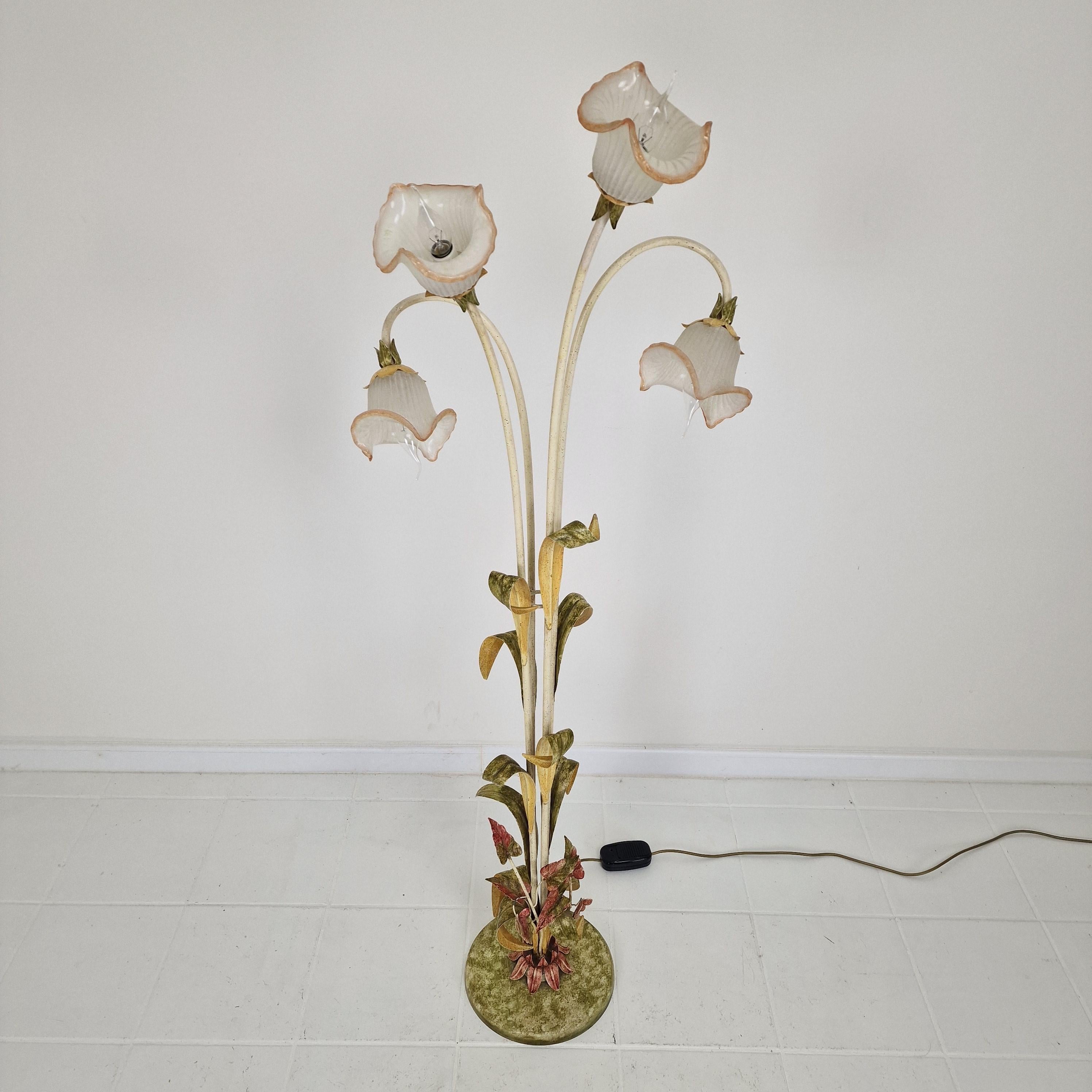 Métal Lampadaire italien avec tiges en métal, détails de feuilles et abat-jour à fleurs en verre de Murano en vente