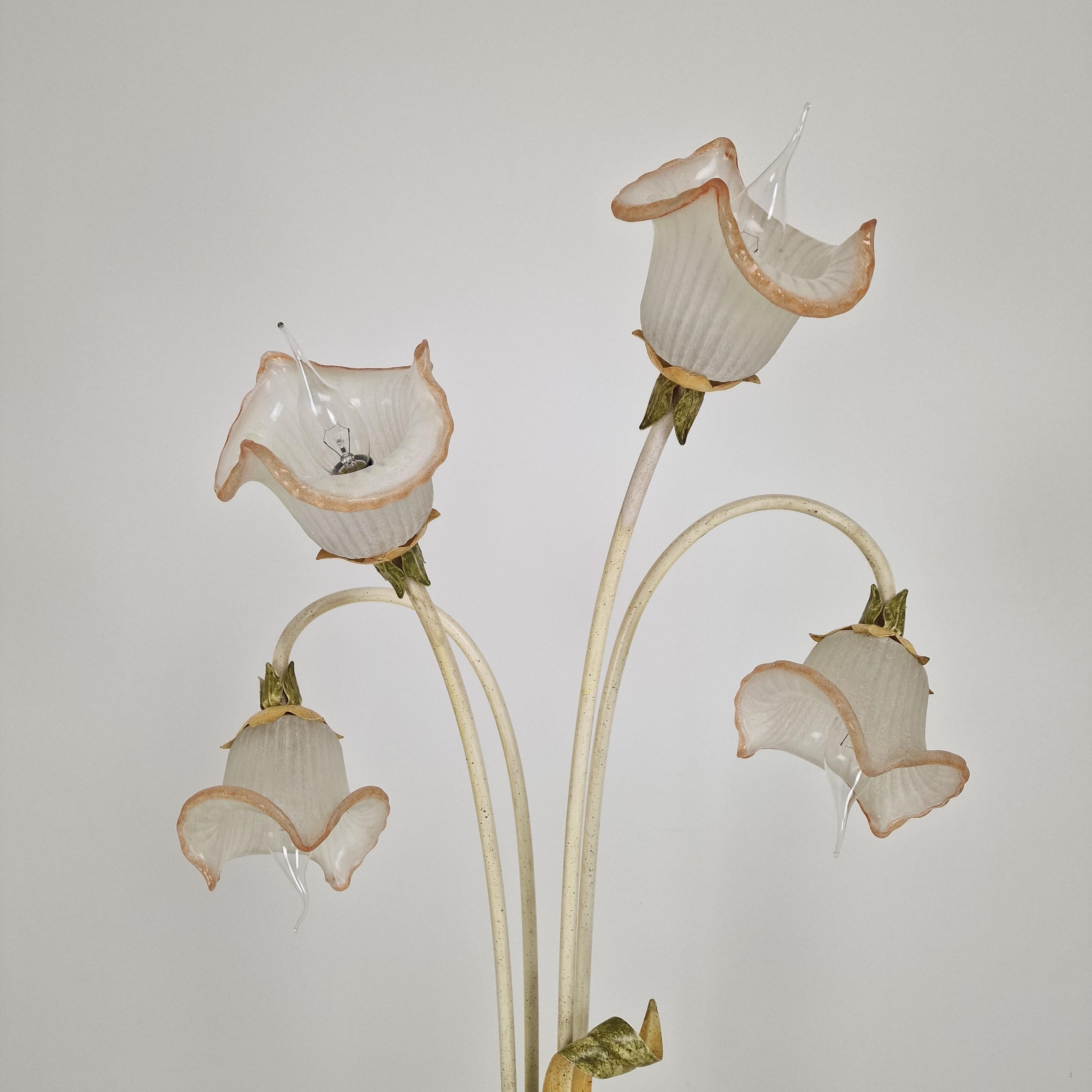Lampadaire italien avec tiges en métal, détails de feuilles et abat-jour à fleurs en verre de Murano en vente 1