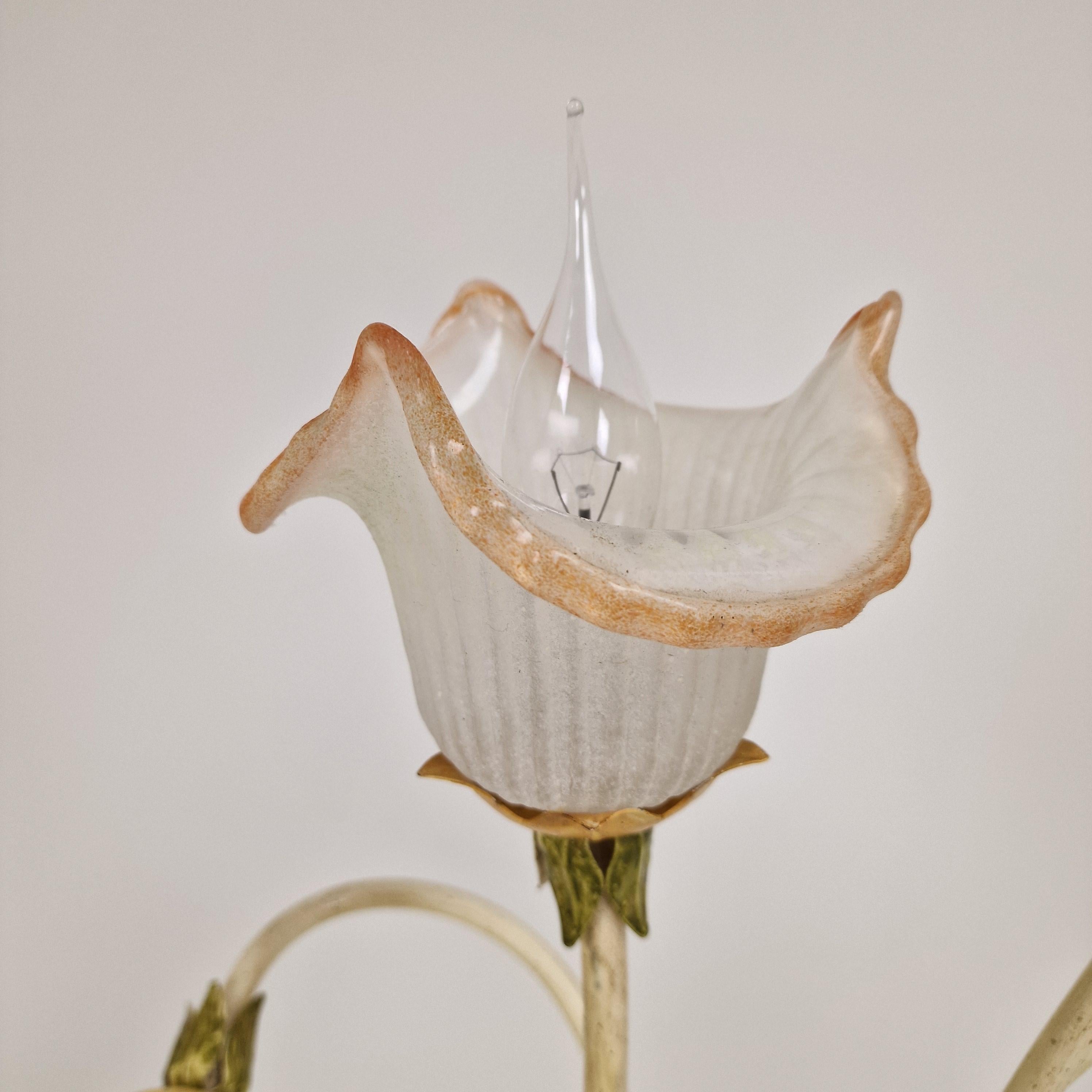 Lampadaire italien avec tiges en métal, détails de feuilles et abat-jour à fleurs en verre de Murano en vente 2