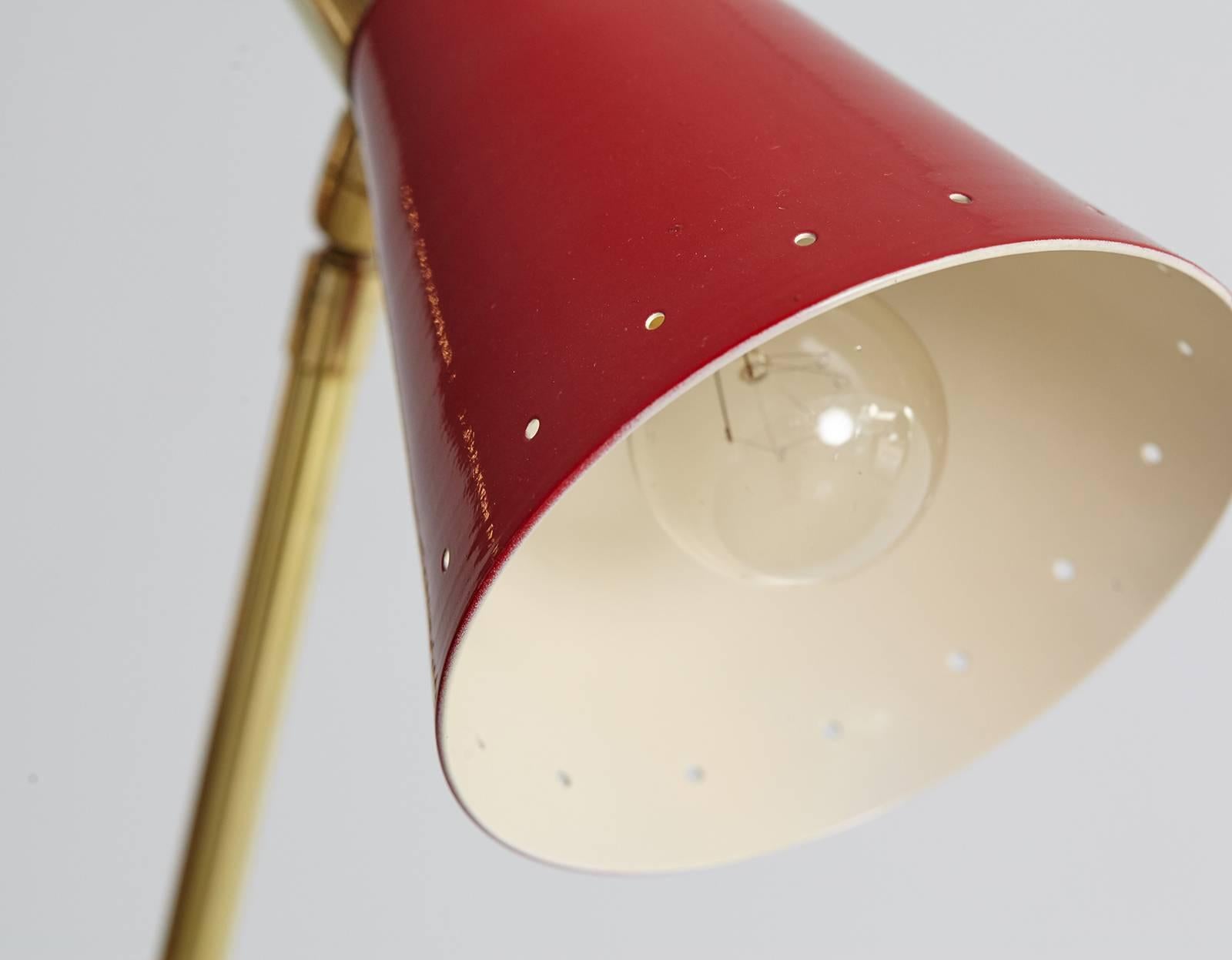Italienische Stehlampe mit rotem Metallschirm (Moderne der Mitte des Jahrhunderts) im Angebot