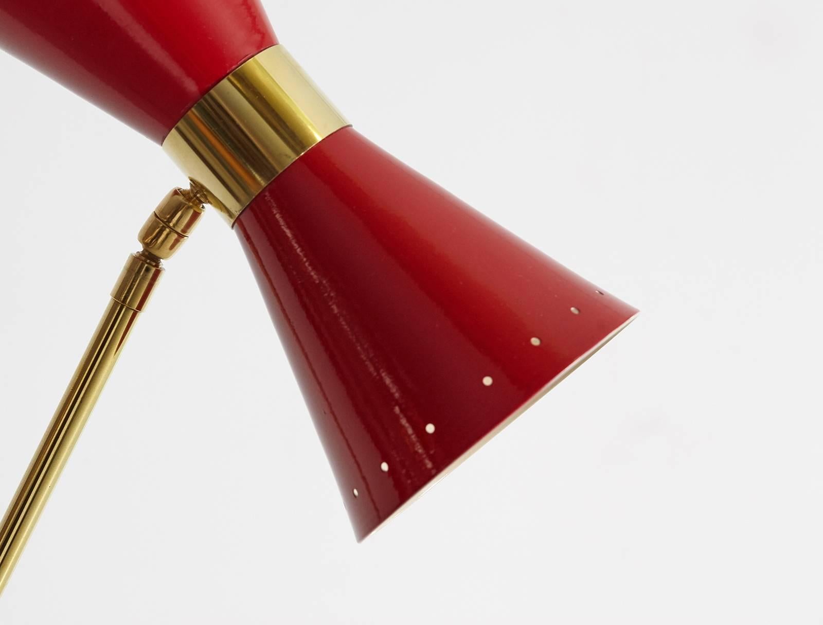 Italienische Stehlampe mit rotem Metallschirm (21. Jahrhundert und zeitgenössisch) im Angebot