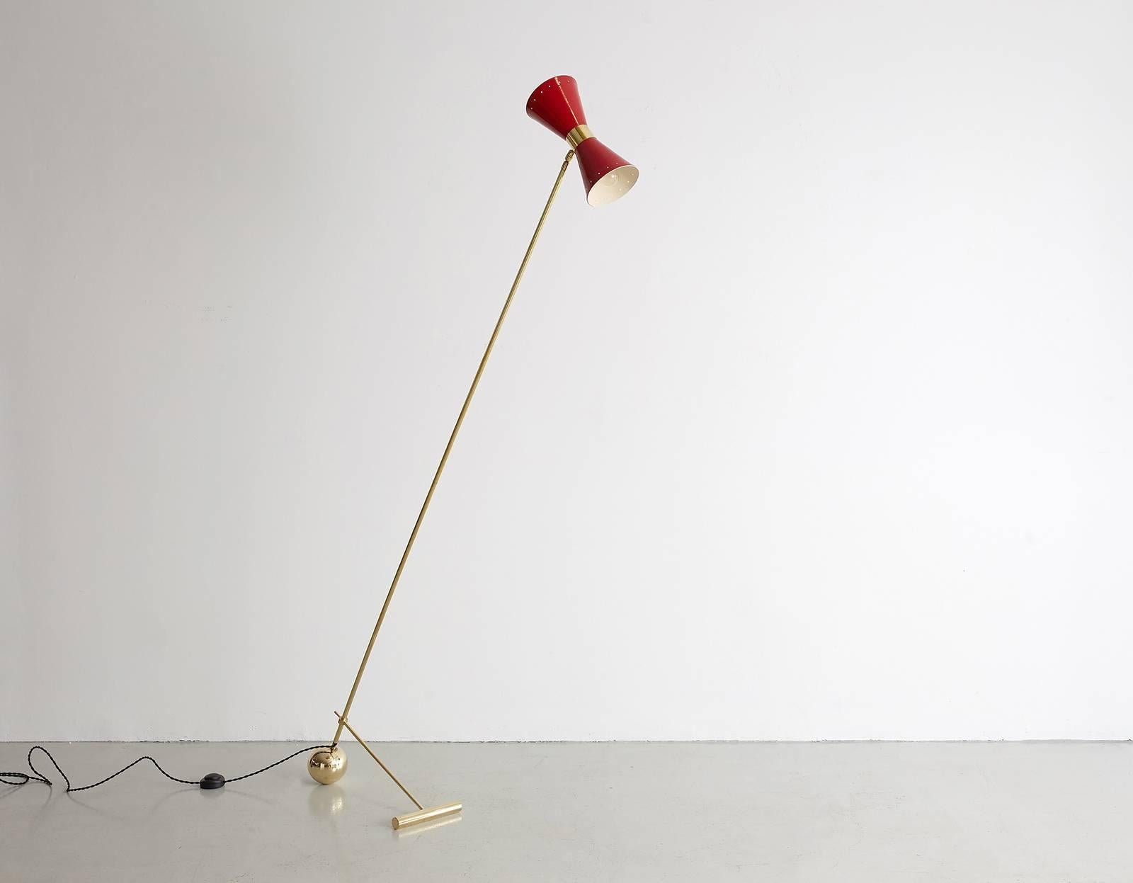 Italienische Stehlampe mit rotem Metallschirm (Messing) im Angebot