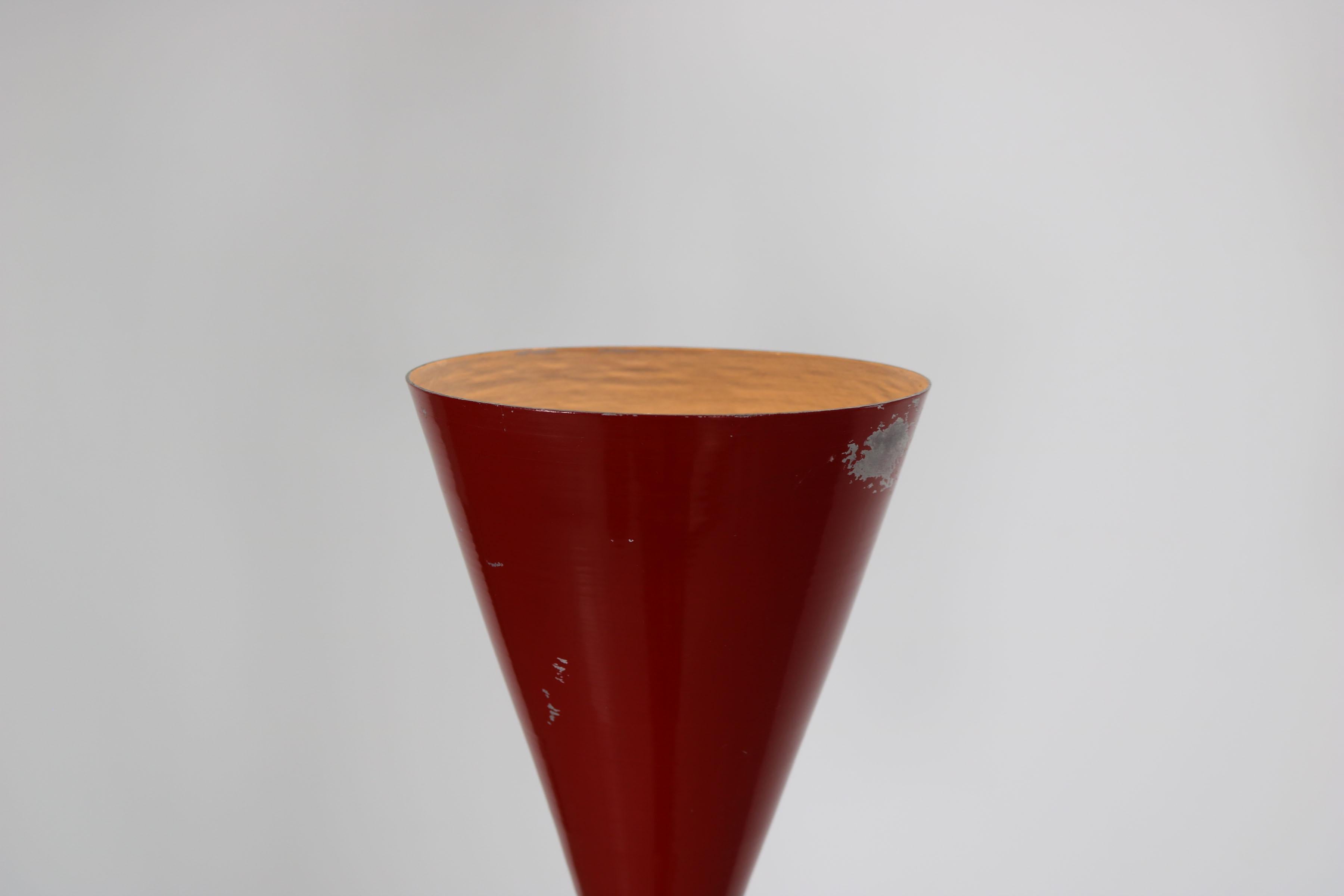 Lampadaire italien avec abat-jour en métal de couleur rouge, blanc et noir, base en marbre, années 1950 en vente 4