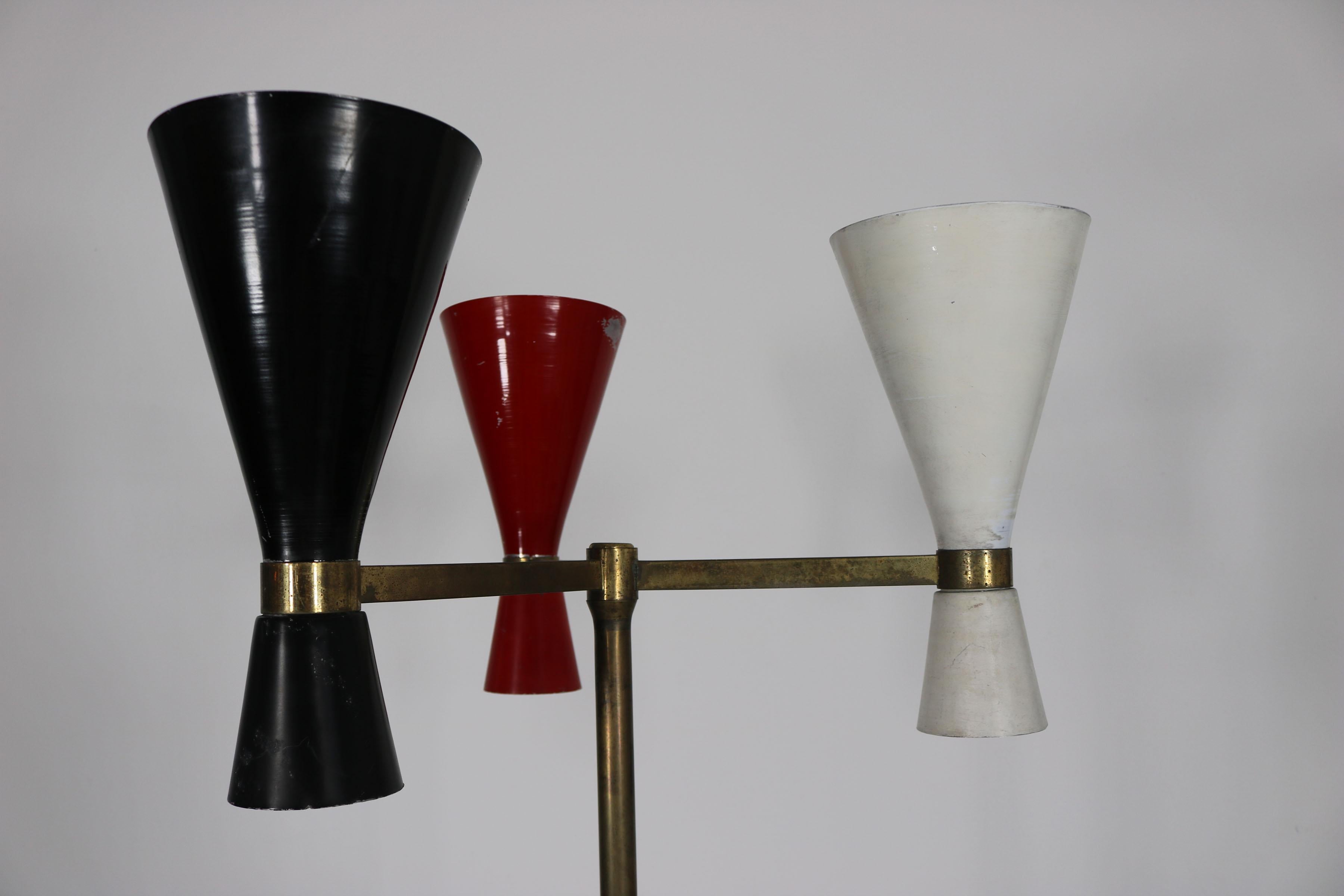 Lampadaire italien avec abat-jour en métal de couleur rouge, blanc et noir, base en marbre, années 1950 en vente 5