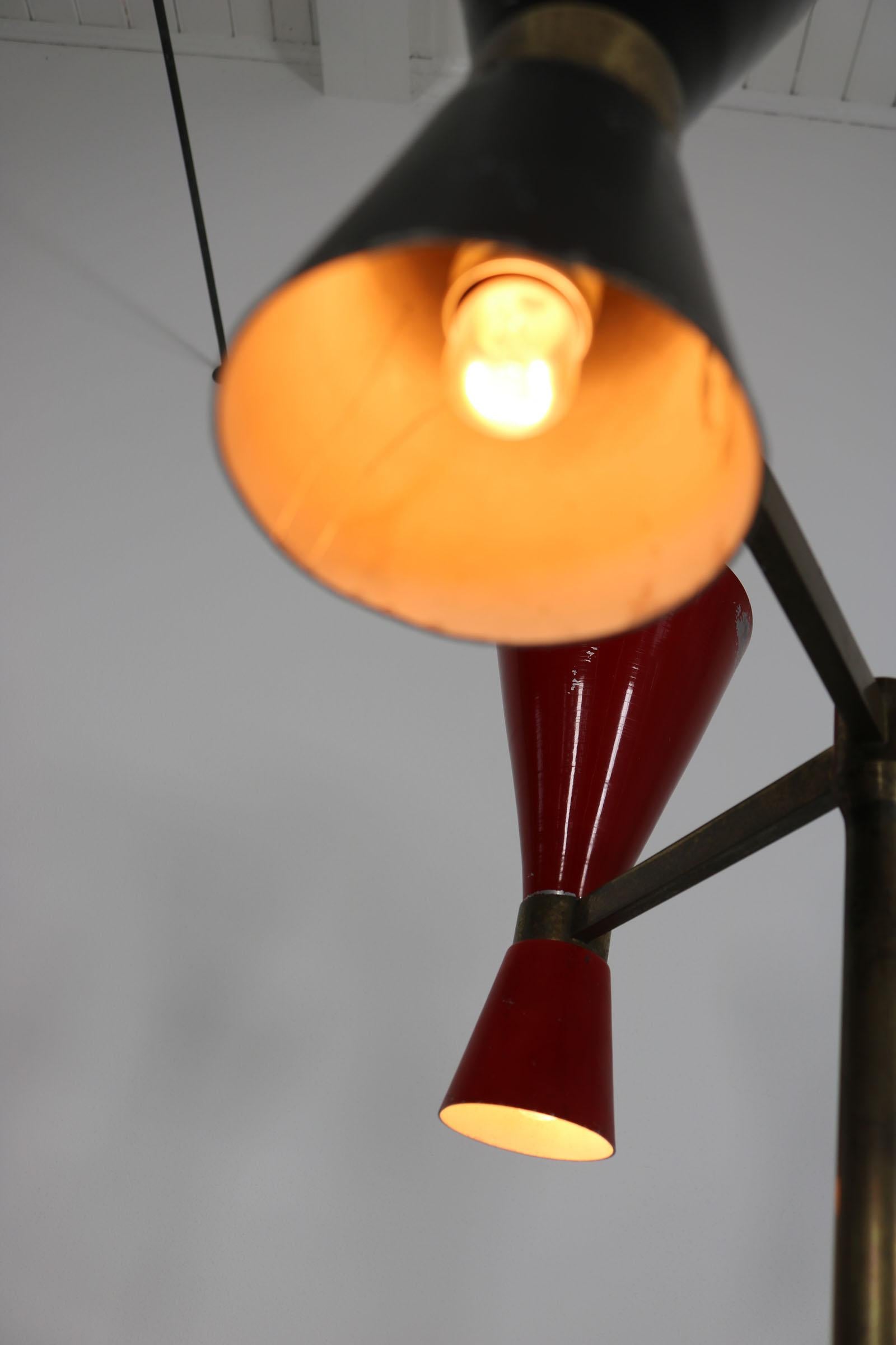 Lampadaire italien avec abat-jour en métal de couleur rouge, blanc et noir, base en marbre, années 1950 en vente 6