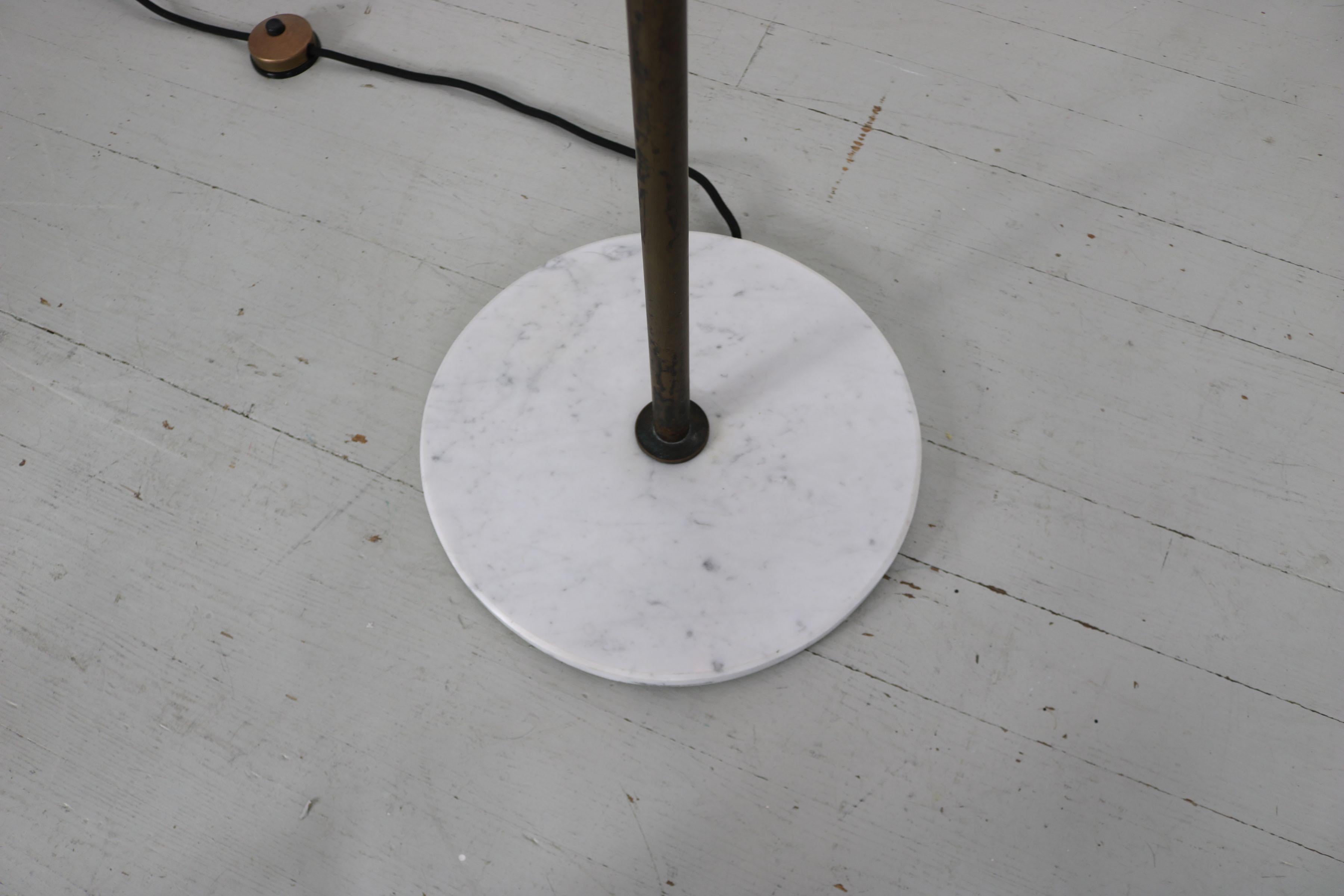 Lampadaire italien avec abat-jour en métal de couleur rouge, blanc et noir, base en marbre, années 1950 en vente 7