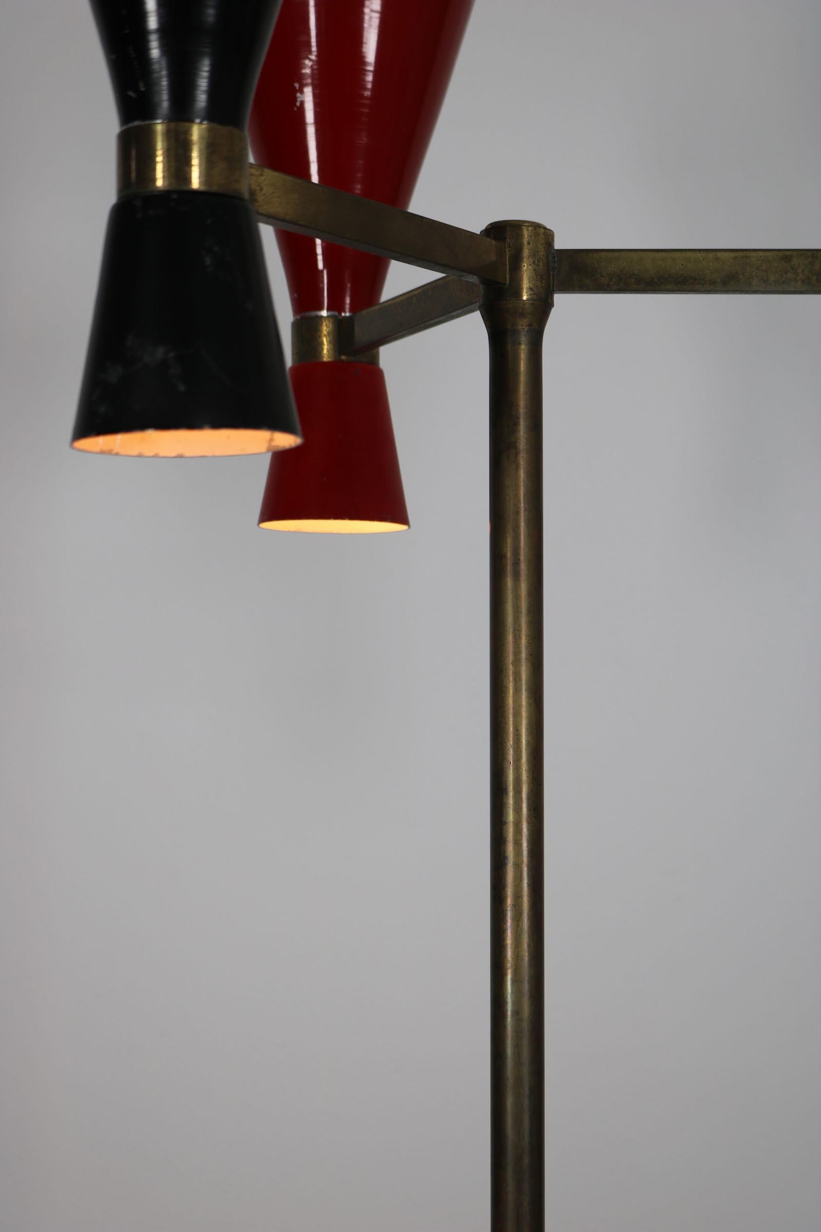 Lampadaire italien avec abat-jour en métal de couleur rouge, blanc et noir, base en marbre, années 1950 en vente 8