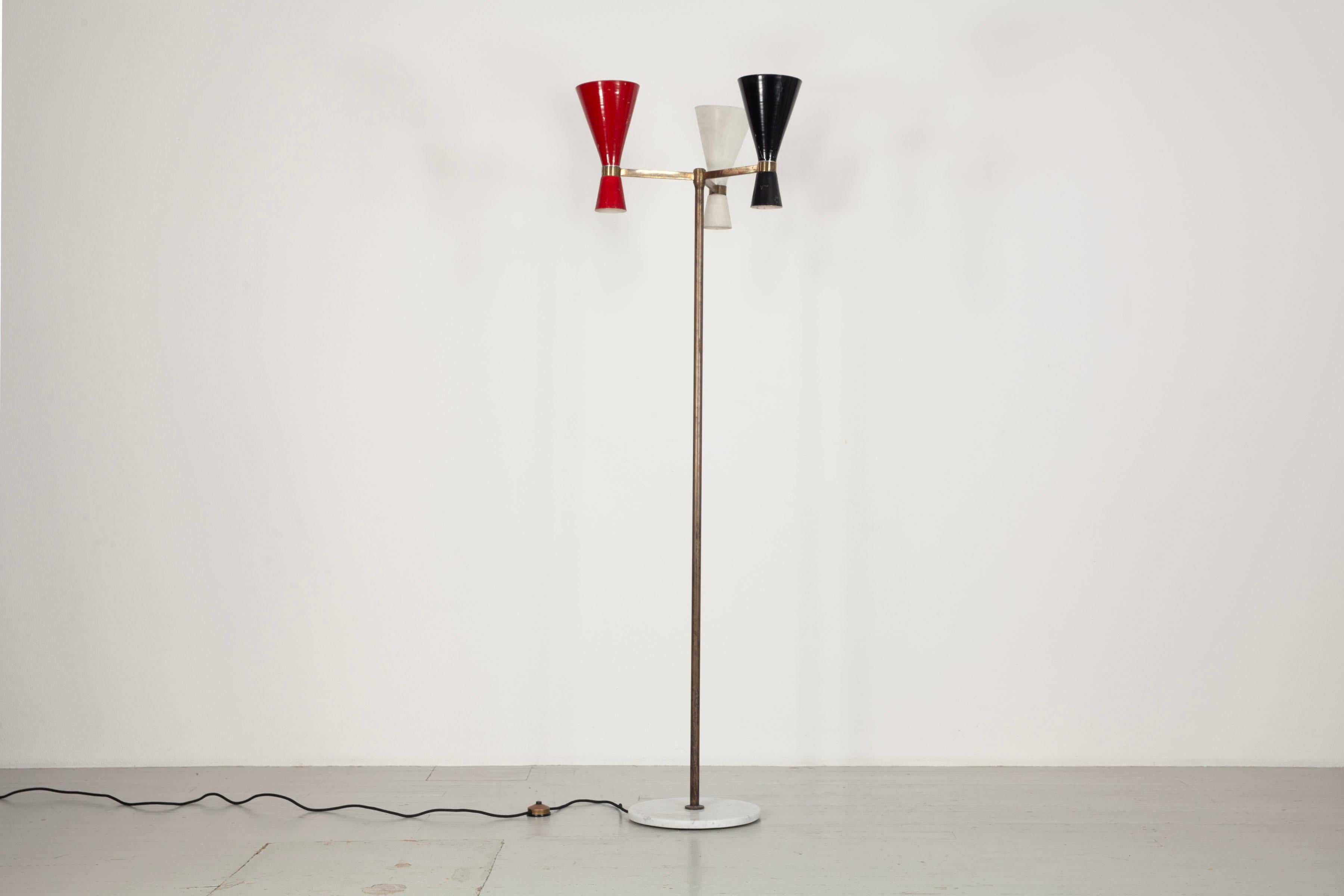 Mid-Century Modern Lampadaire italien avec abat-jour en métal de couleur rouge, blanc et noir, base en marbre, années 1950 en vente