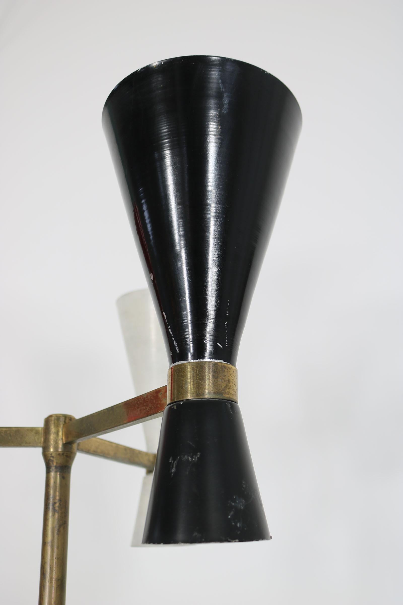 Milieu du XXe siècle Lampadaire italien avec abat-jour en métal de couleur rouge, blanc et noir, base en marbre, années 1950 en vente