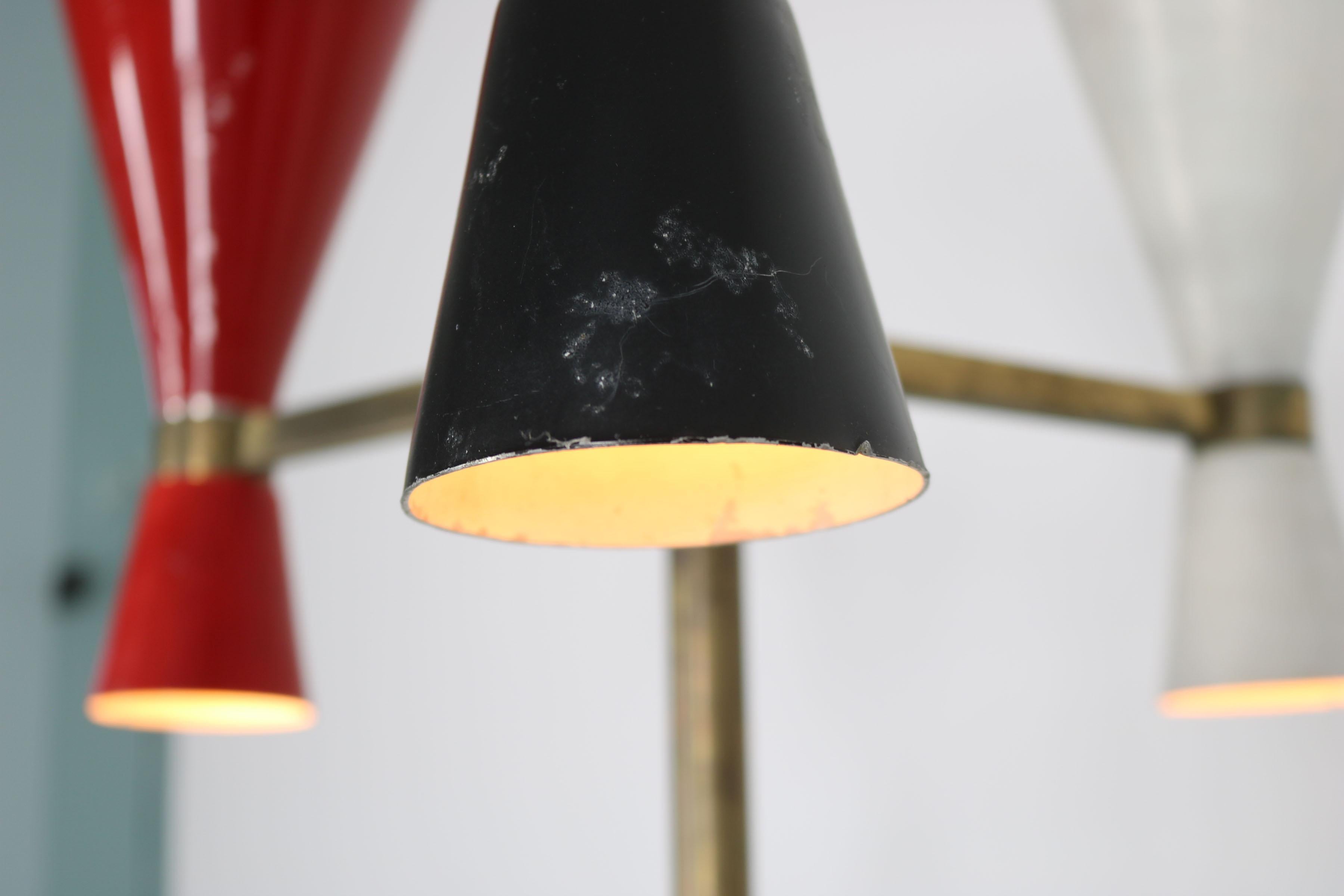 Laiton Lampadaire italien avec abat-jour en métal de couleur rouge, blanc et noir, base en marbre, années 1950 en vente