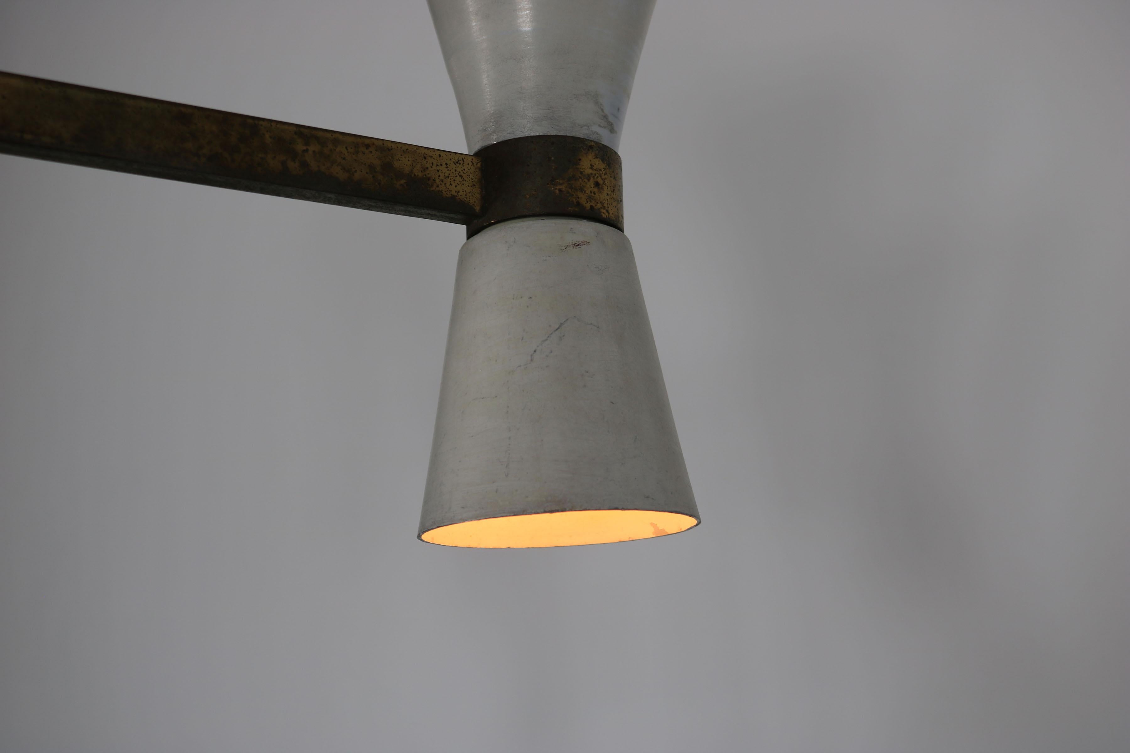 Lampadaire italien avec abat-jour en métal de couleur rouge, blanc et noir, base en marbre, années 1950 en vente 1