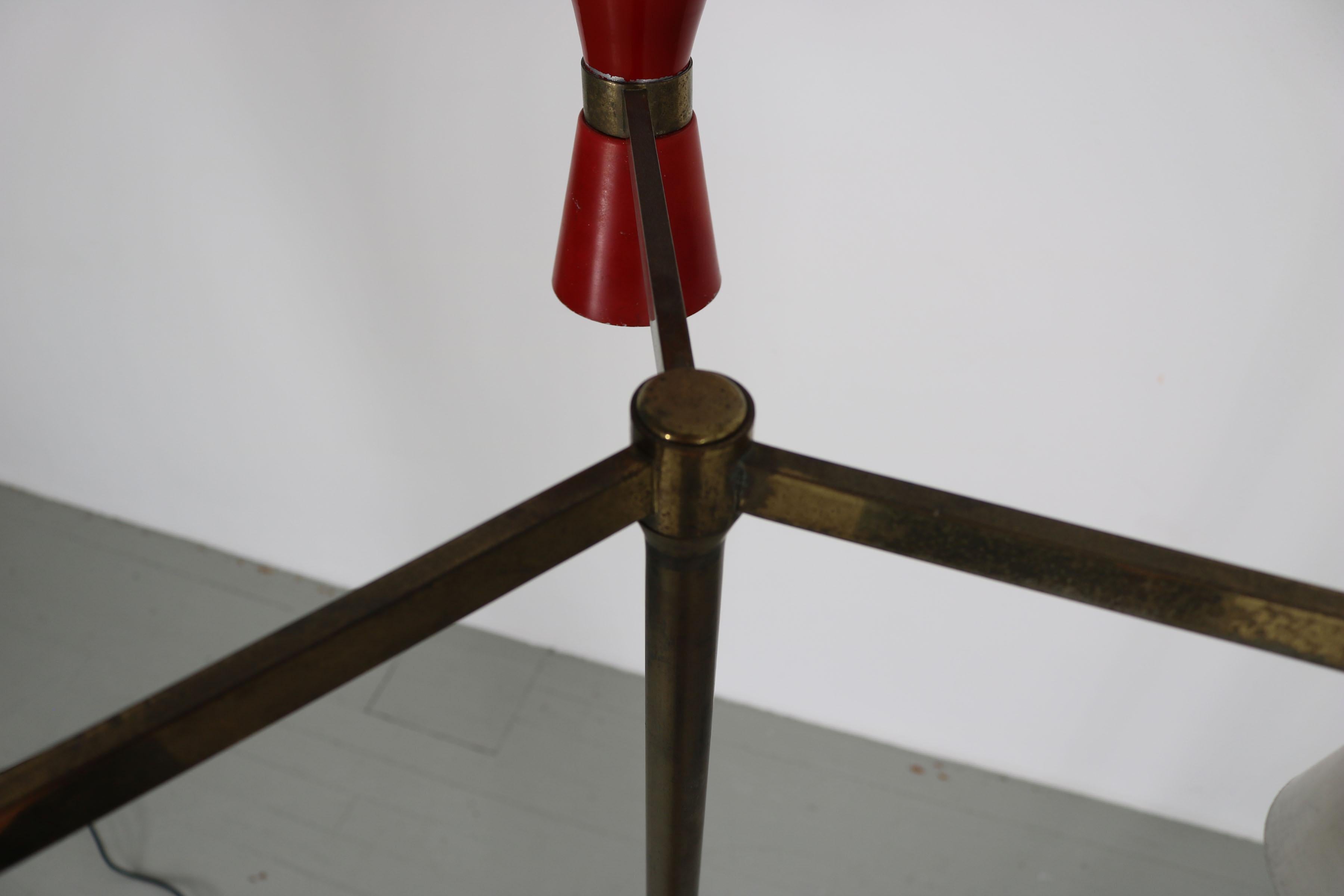 Lampadaire italien avec abat-jour en métal de couleur rouge, blanc et noir, base en marbre, années 1950 en vente 2