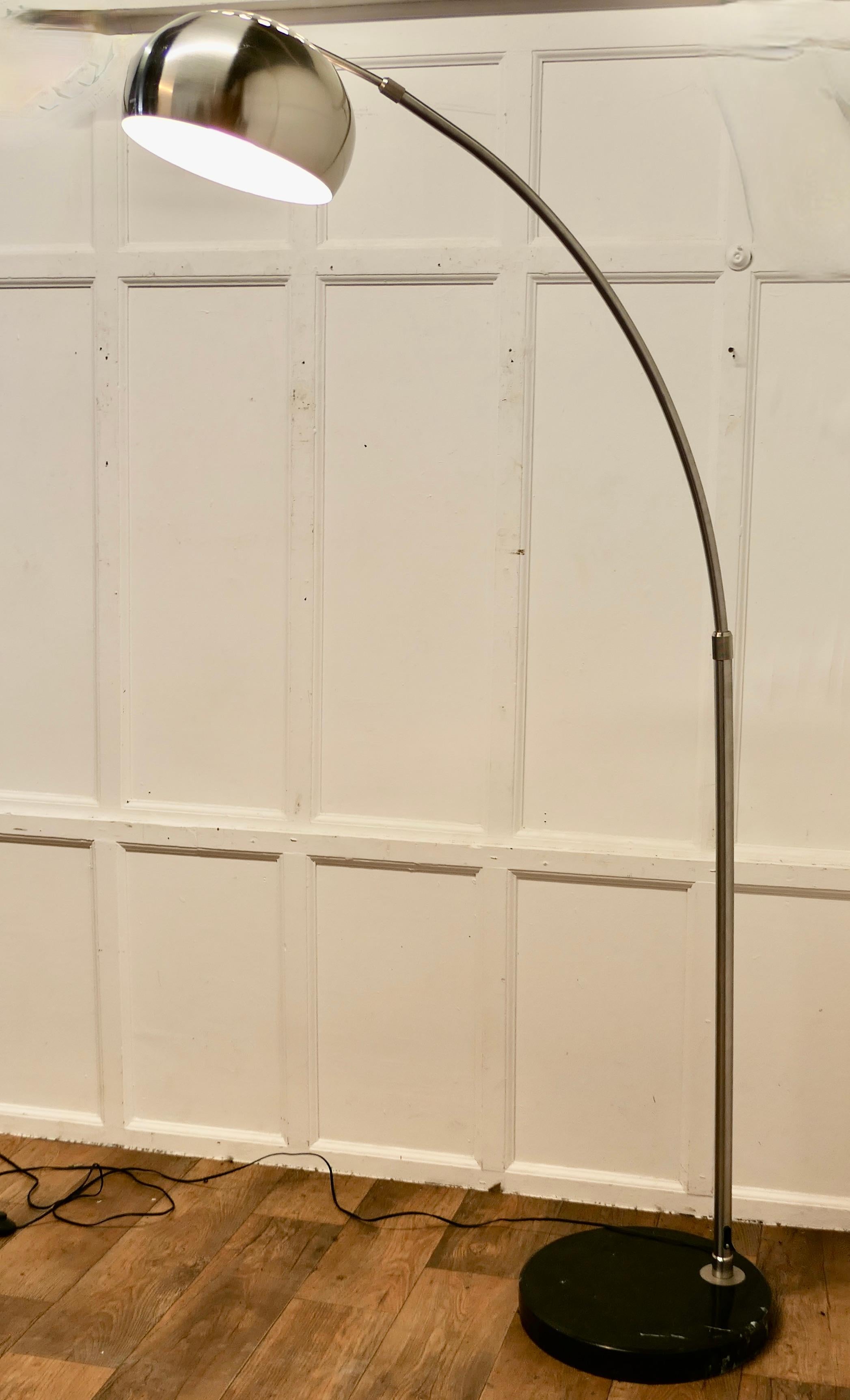 Lampadaire italien à arc chromé sur base en marbre

Lampe sur pied italienne au design rétro des années 1960 
La lampe à arc est en chrome de la meilleure qualité et repose sur un socle en marbre noir très lourd. 
Grande et imposante pièce, elle