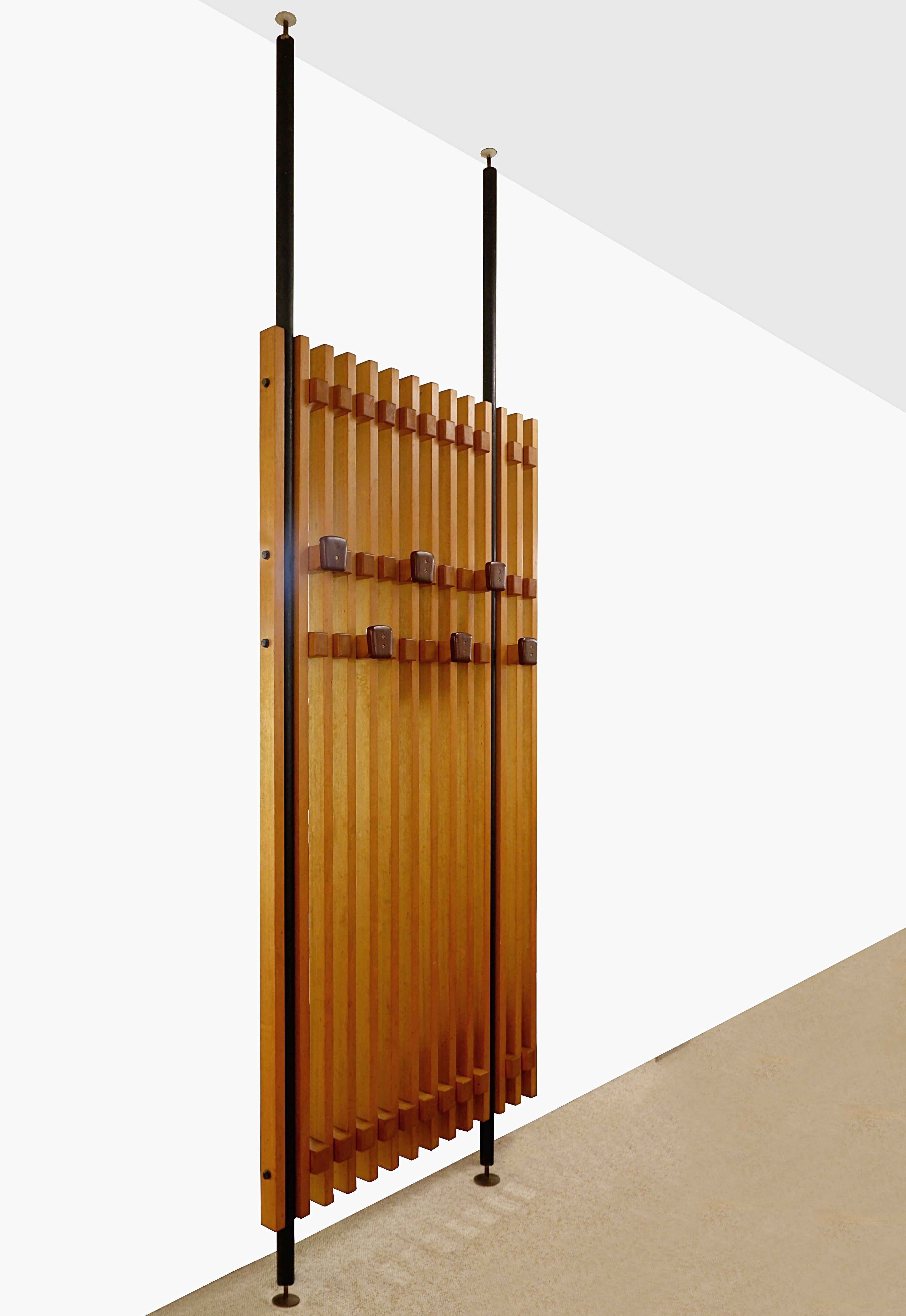 Italian floor to ceiling coat rack / Claustra - 1960s
Dimensions   D:  10 cm ( 3.94