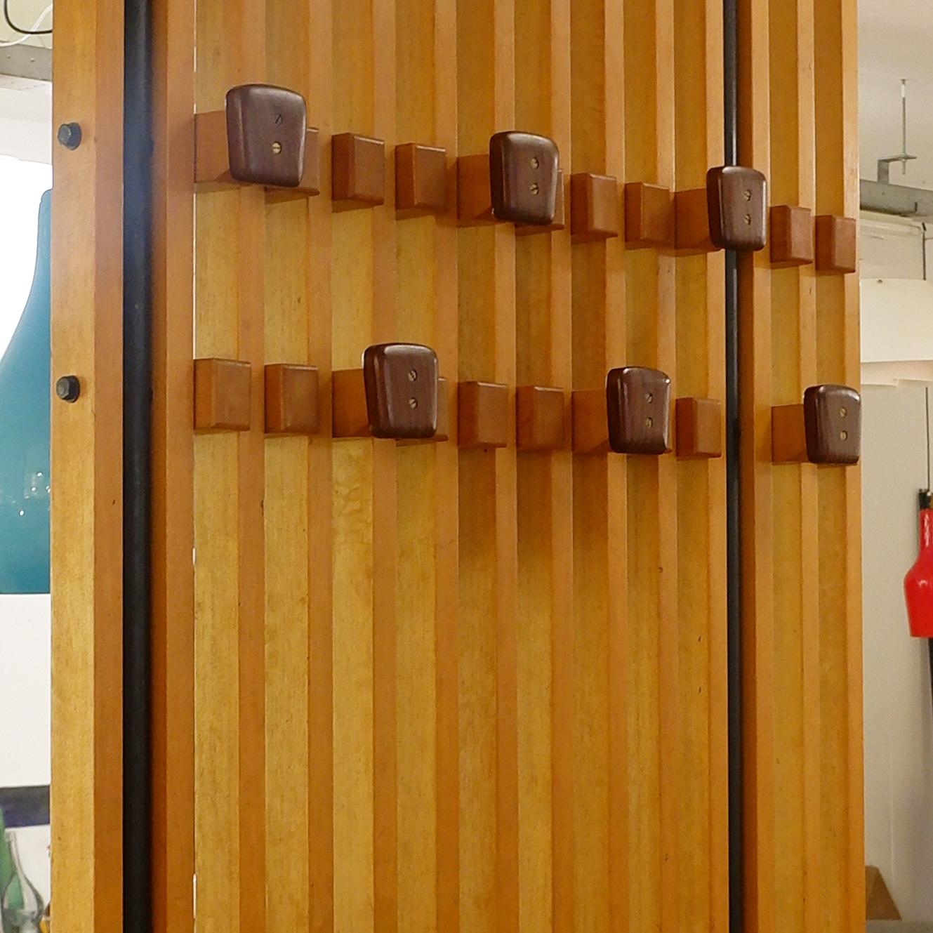 Italian floor to ceiling coat rack / Claustra - 1960s For Sale 1