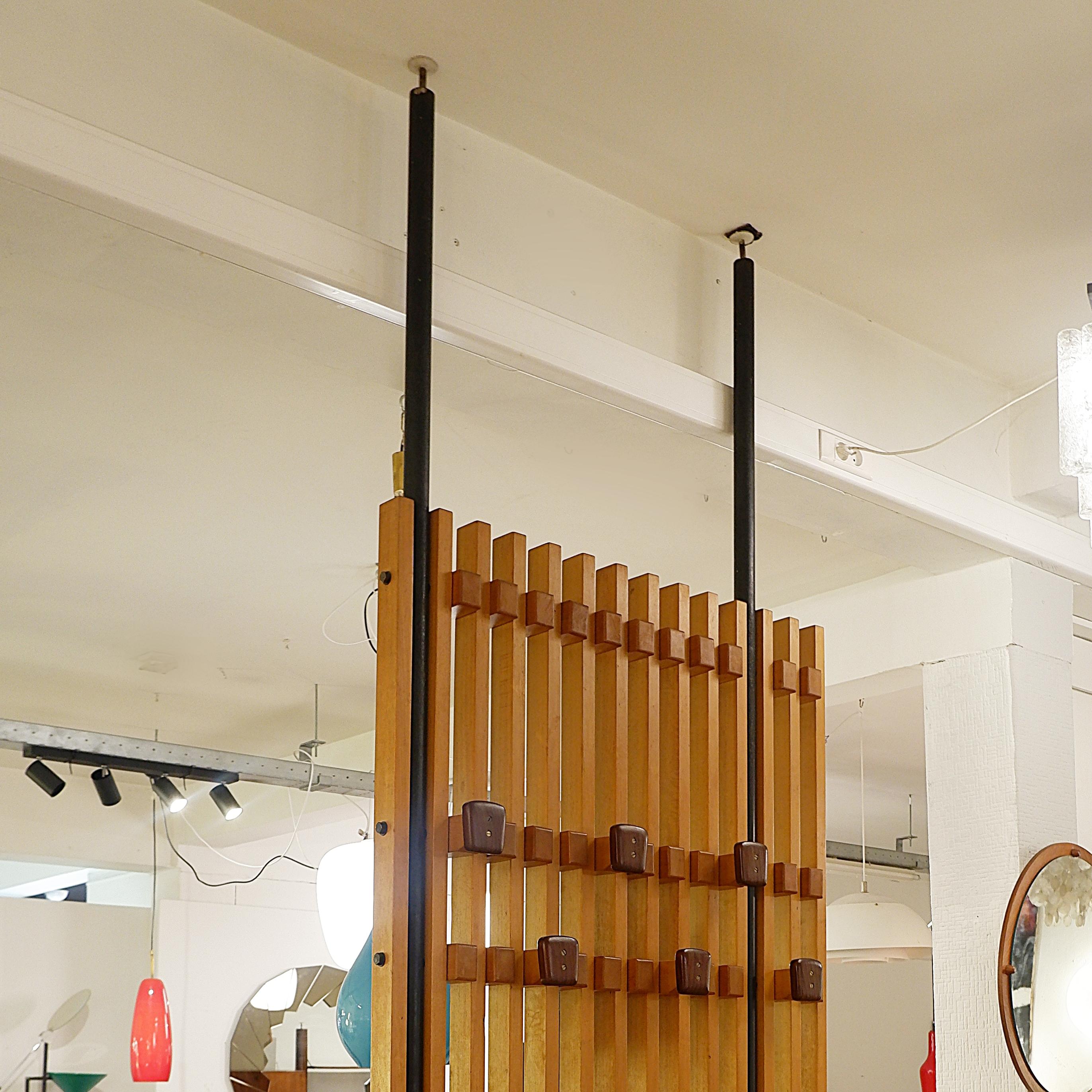 Italian floor to ceiling coat rack / Claustra - 1960s For Sale 2