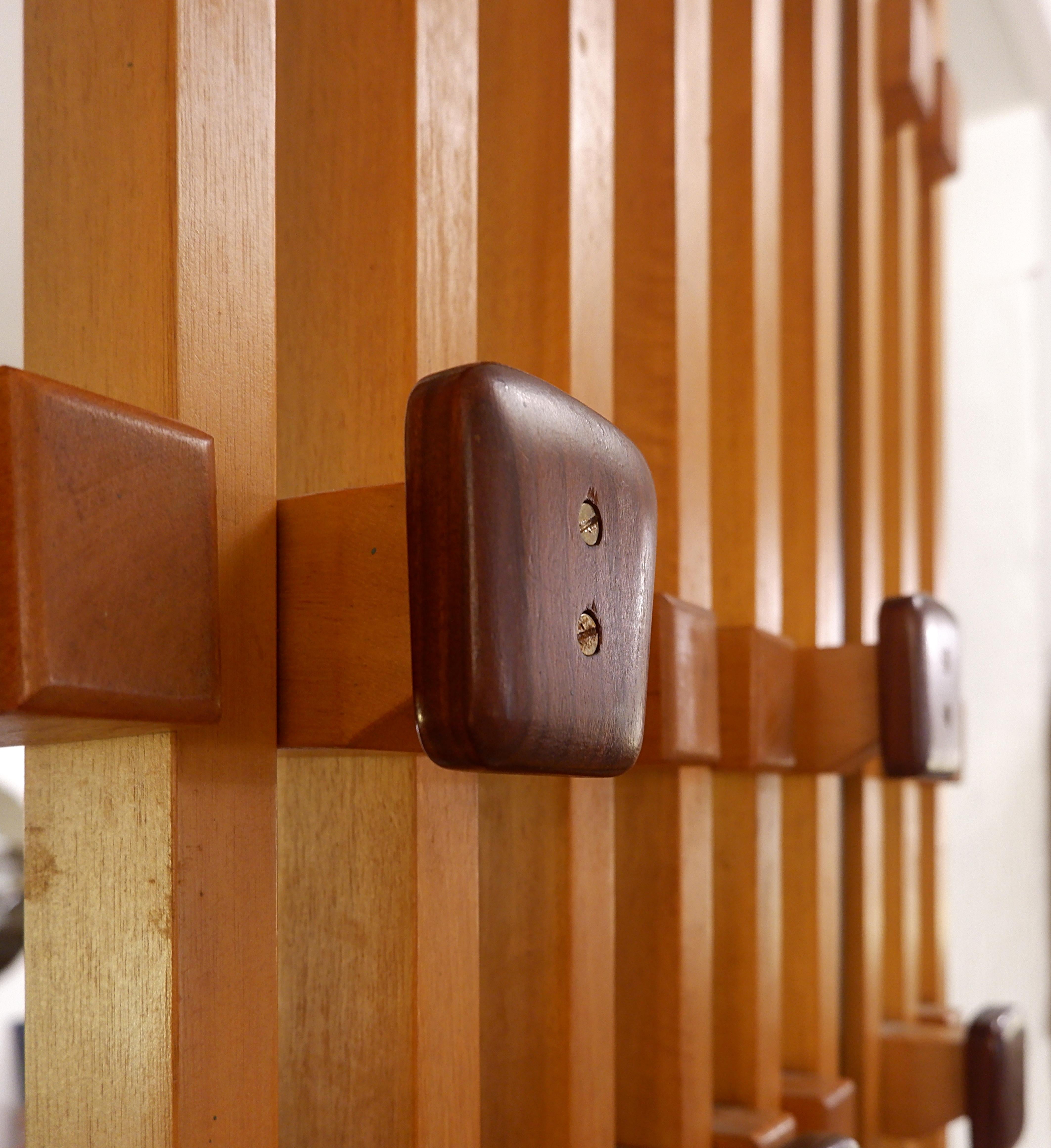 Italian floor to ceiling coat rack / Claustra - 1960s For Sale 3