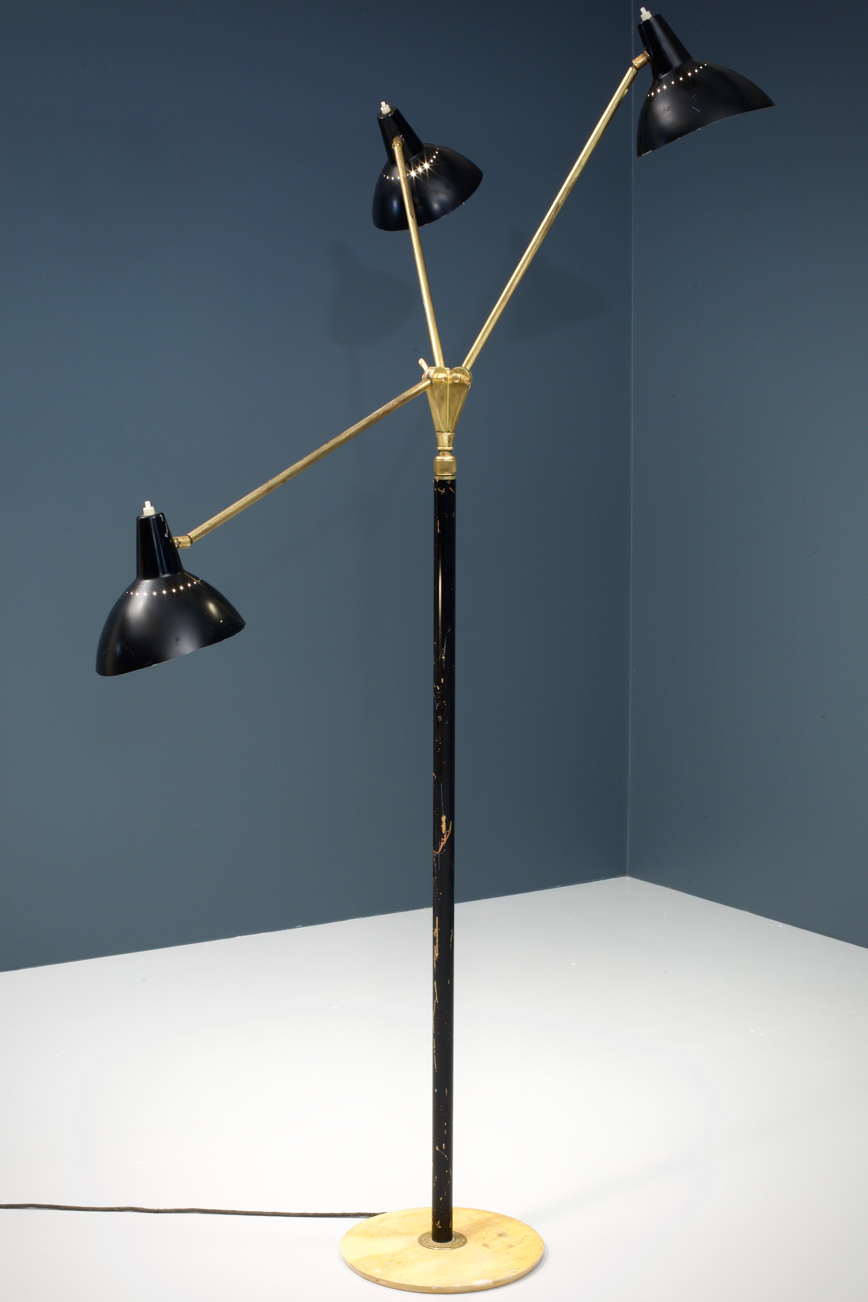 Italian floorlamp by Stilnovo in brass, metal and marble, Italy, 1950s.

Classic yet playful Stillnovo floorlamp with three adjustable arms. A quite practical lamp because of the moving arms and the shades that can be turned separately to get your