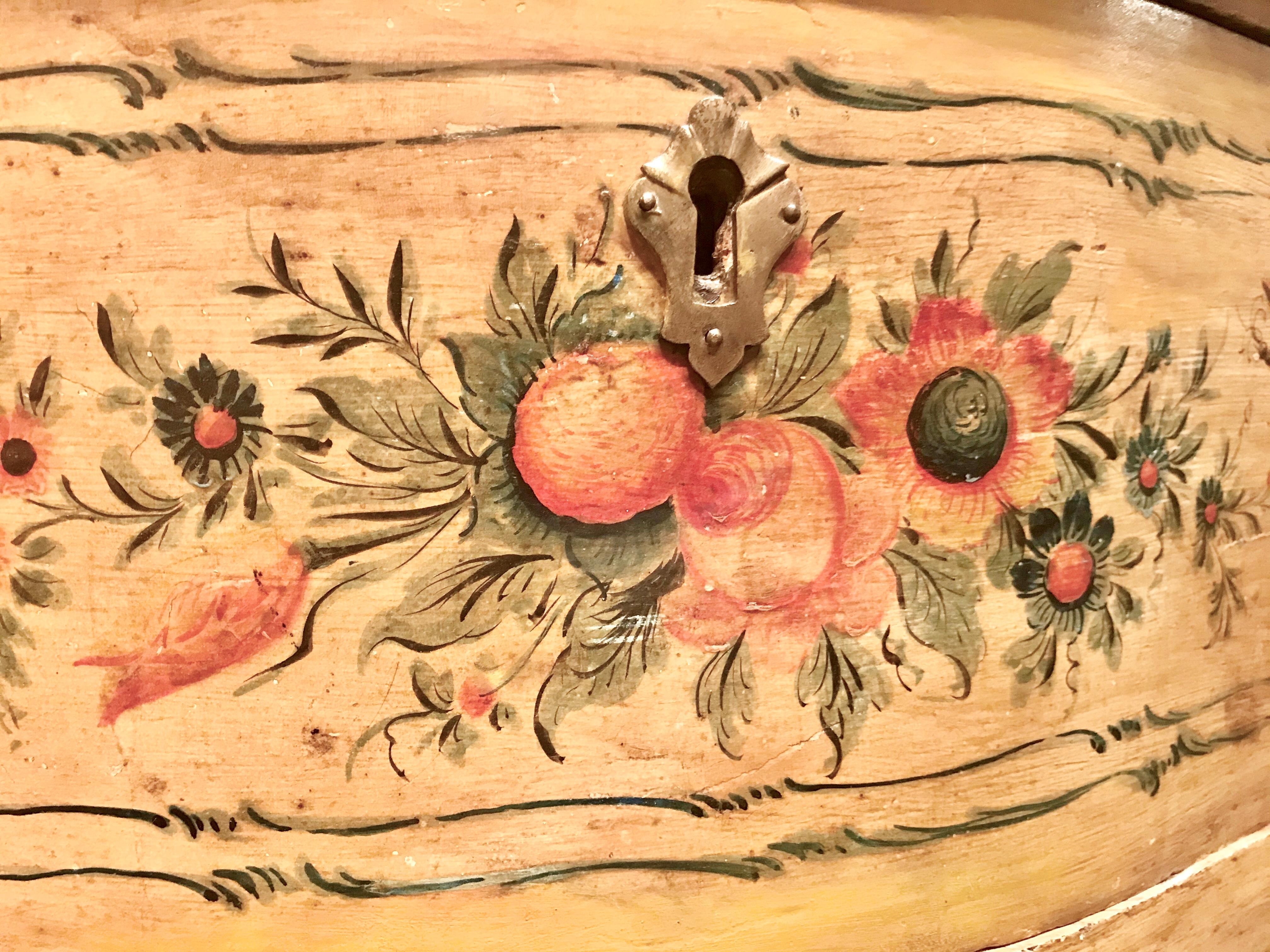 Italienische Serpentinenkommode mit Blumen- und Fruchtmalerei (Holz) im Angebot