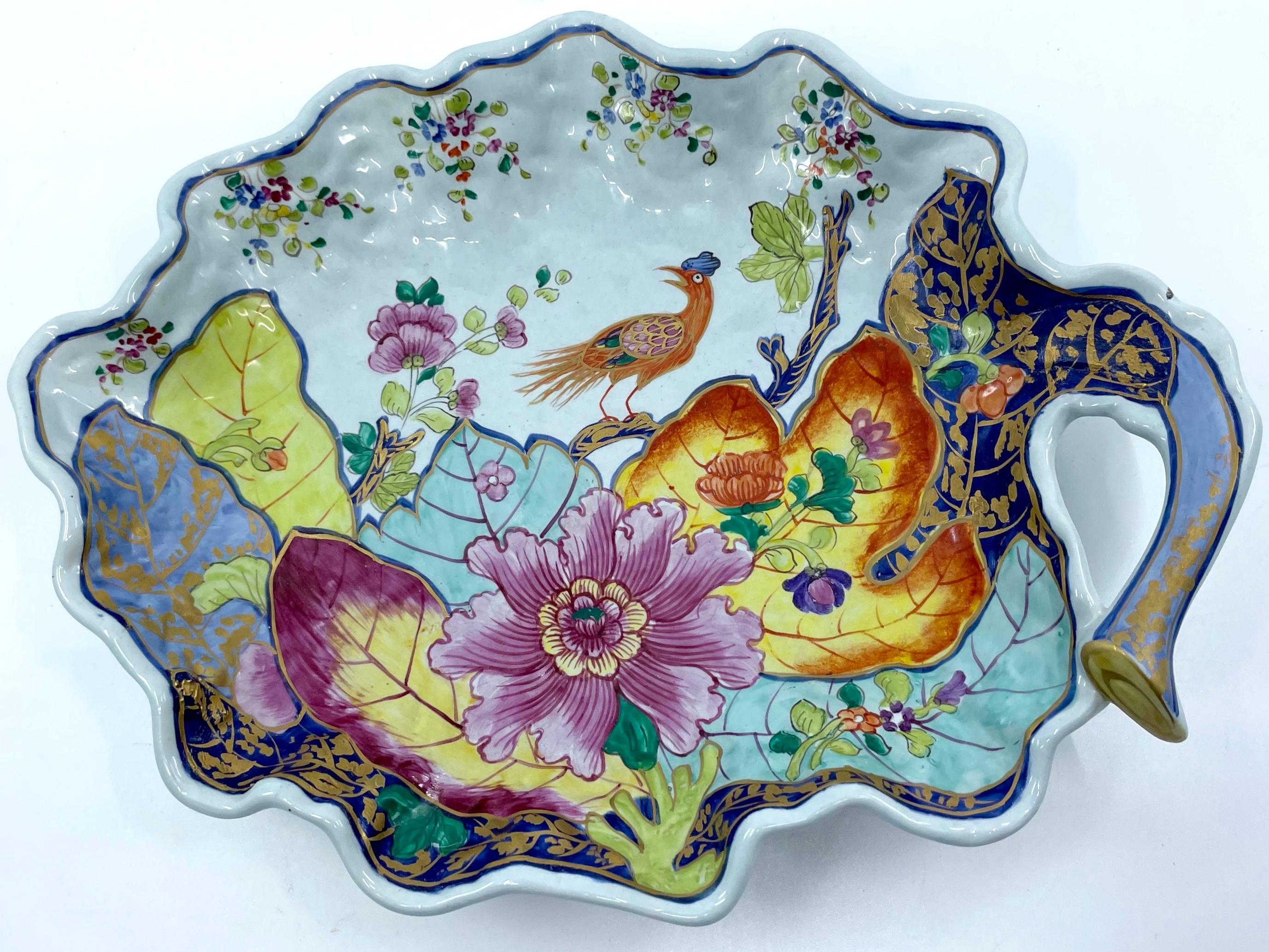 Oiseau floral italien Bergdorf Goodman vide poche. Plat à viande / vide poche peint à la main pour Bergdorf 's en bleu céladon pâle et en couleurs variées avec un oiseau et des fleurs en chinoiserie. Le genre d'articles de décoration de qualité pour