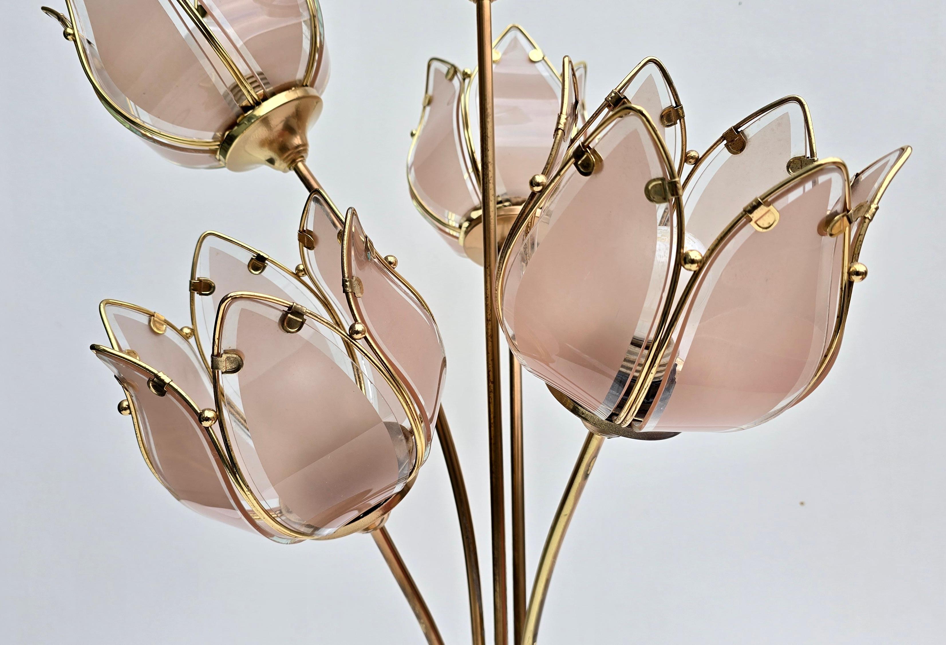 Lámpara italiana de sobremesa Floral de vidrio y latón Tulipa, años 70 Regencia de Hollywood en venta