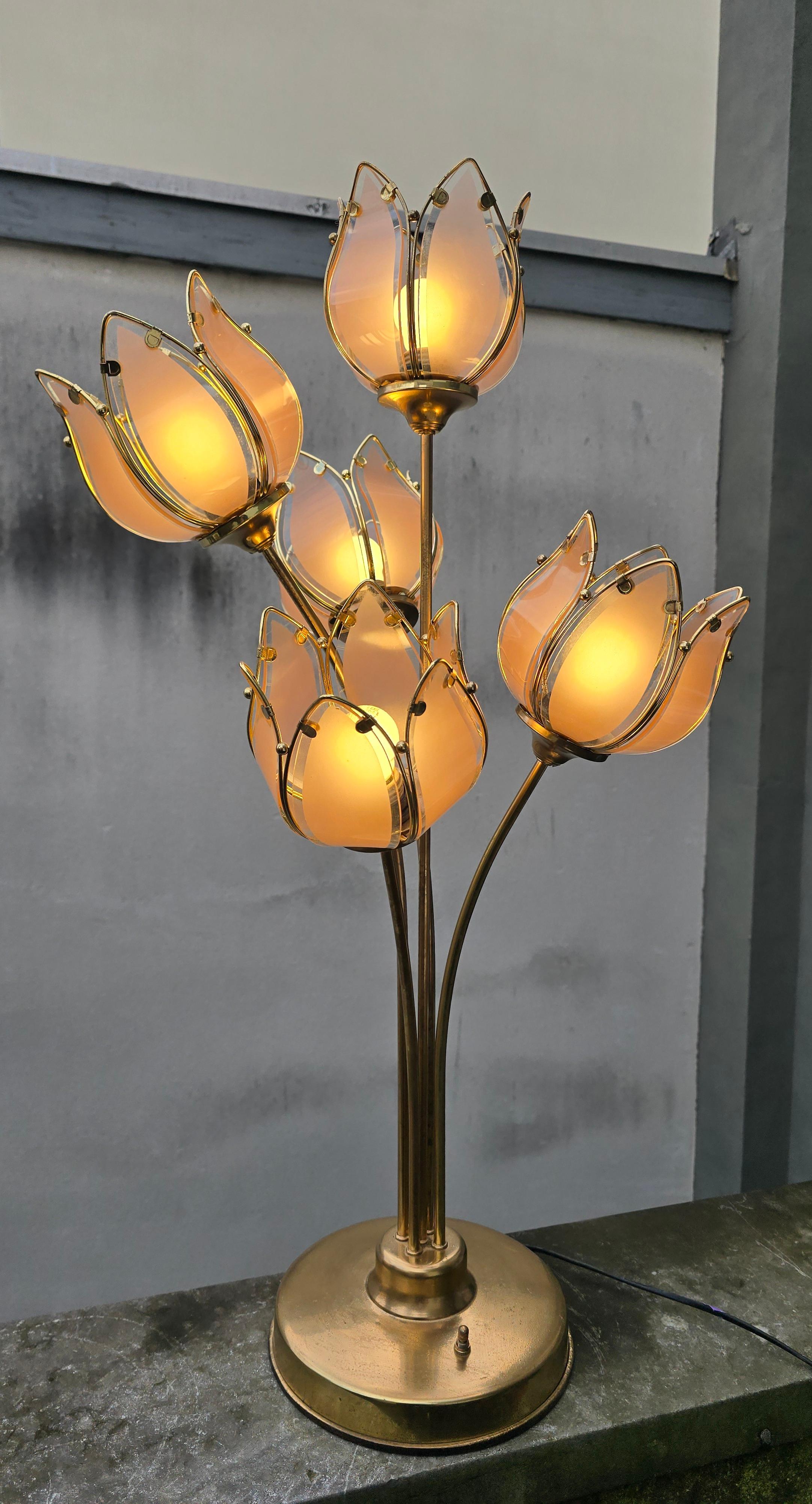 Lámpara italiana de sobremesa Floral de vidrio y latón Tulipa, años 70 en Bueno estado para la venta en Antwerp, BE