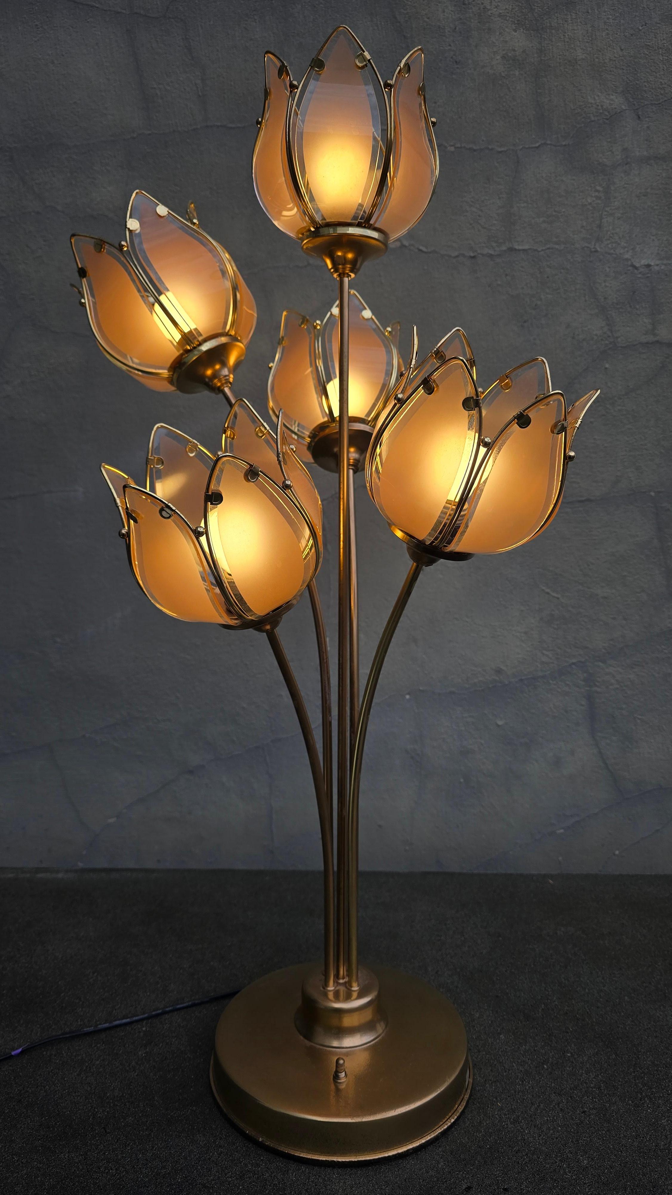 Lámpara italiana de sobremesa Floral de vidrio y latón Tulipa, años 70 siglo XX en venta