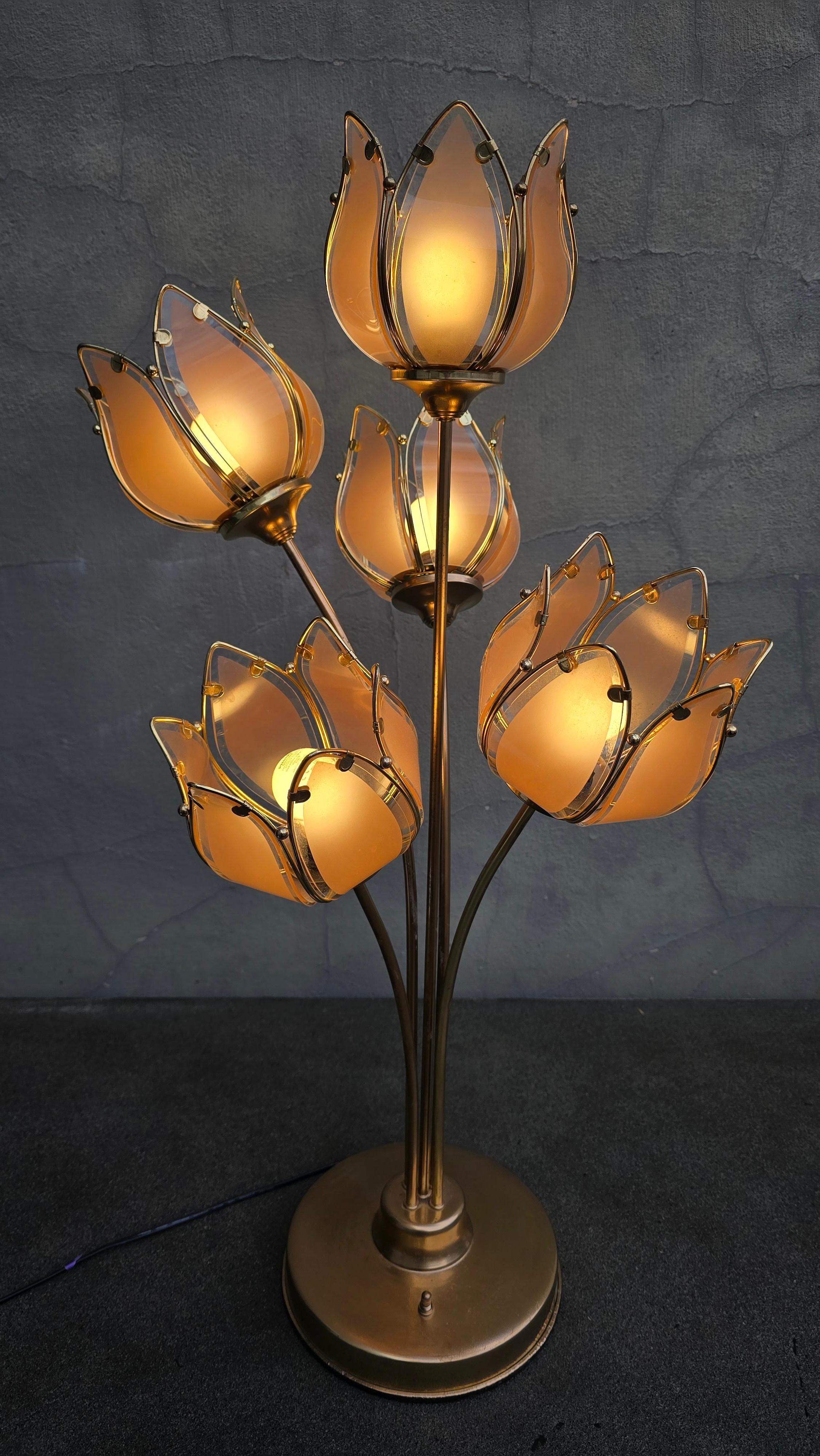 Lámpara italiana de sobremesa Floral de vidrio y latón Tulipa, años 70 en venta 1