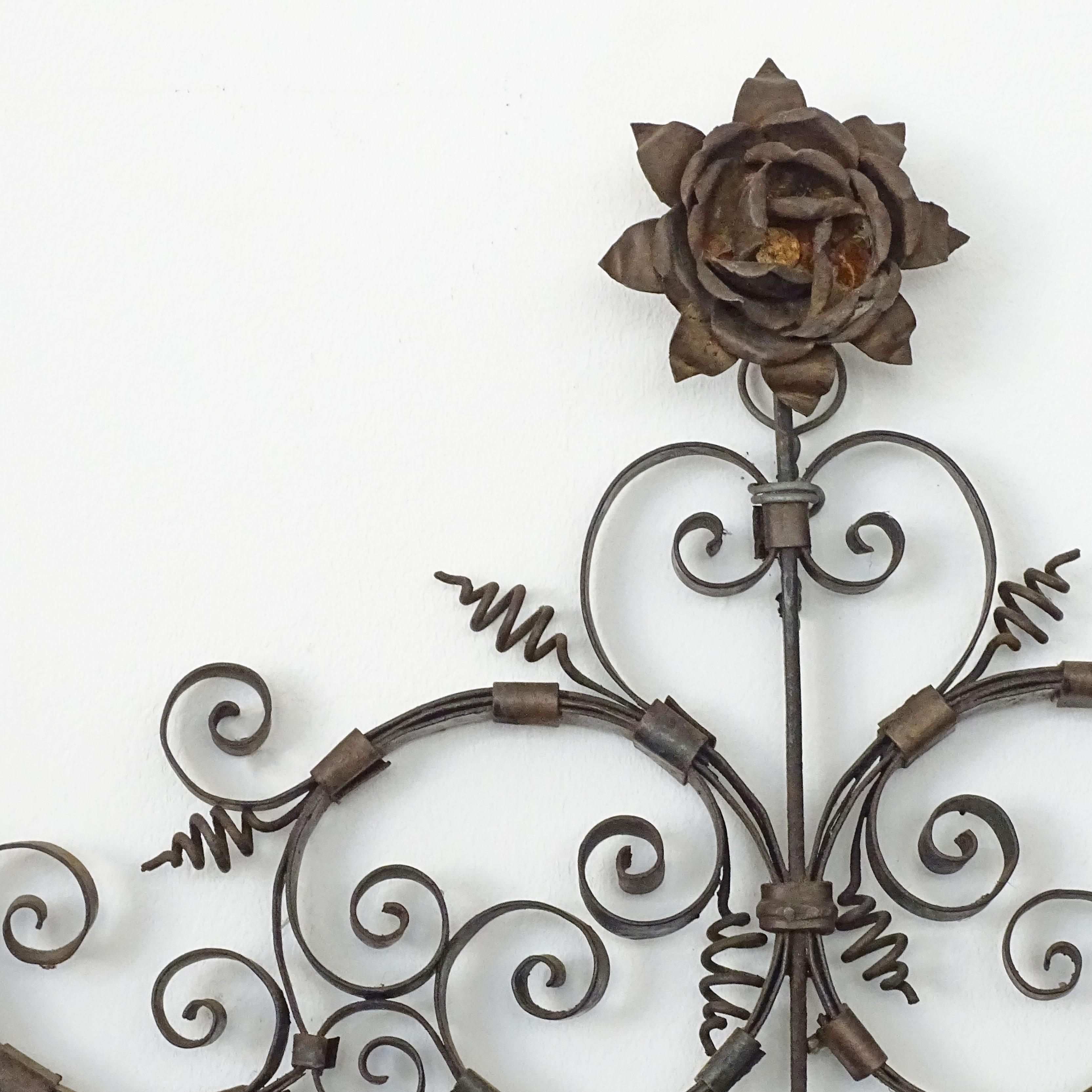 Rustico Specchio da parete con cornice floreale in ferro battuto, 1900 in vendita