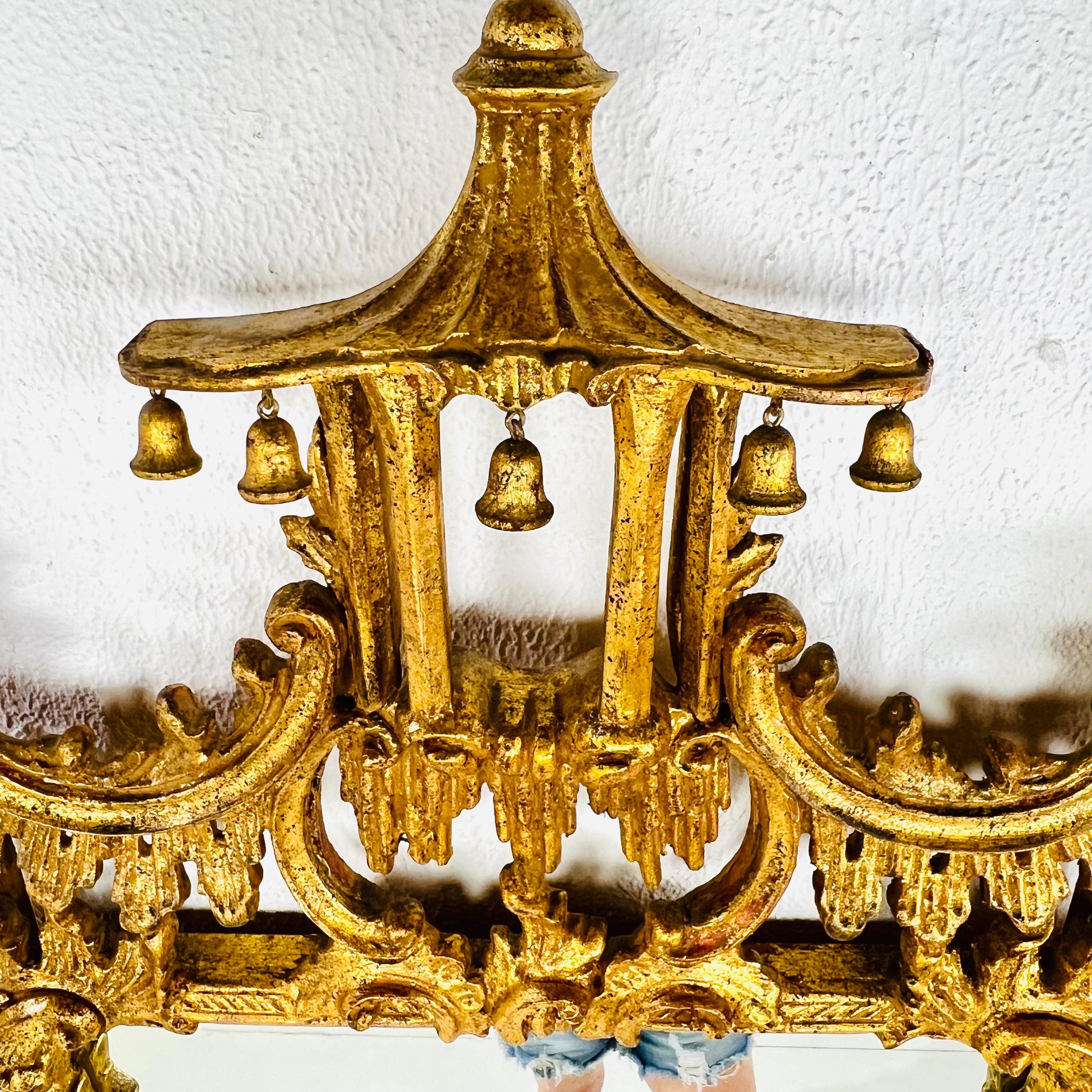 Espejo Italiano Florentia Chippendale Chino de Madera Dorada en venta 7