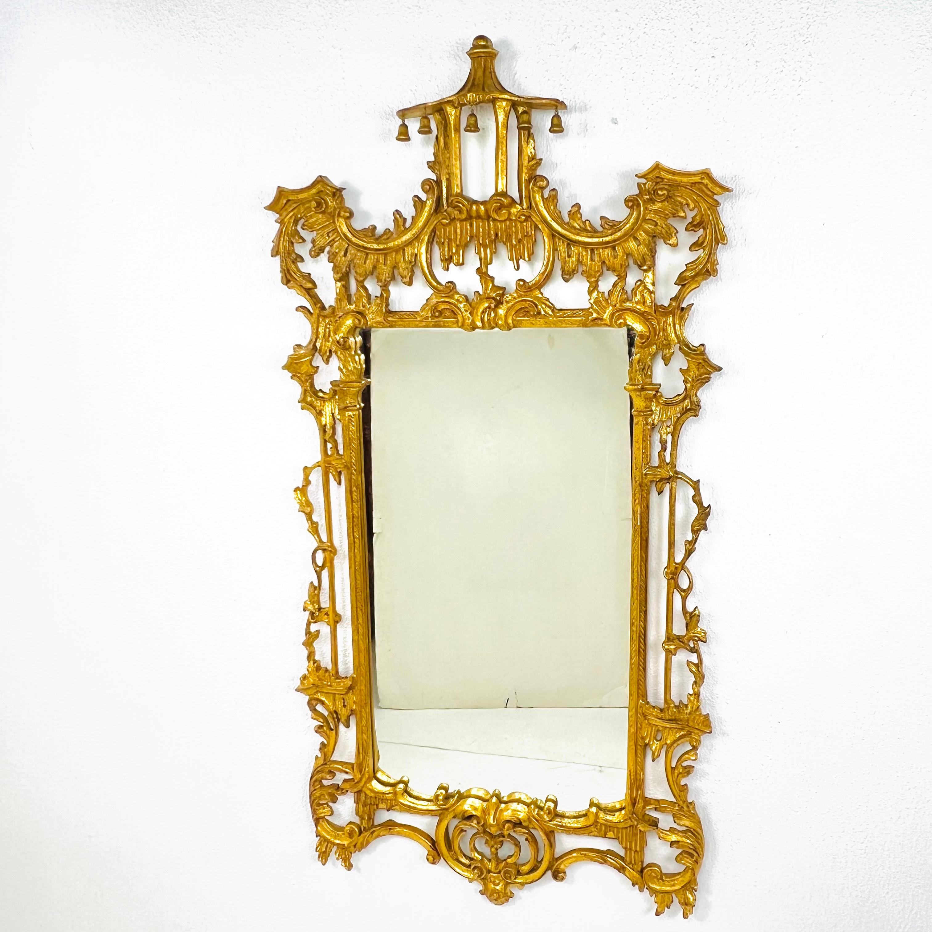 Espejo Italiano Florentia Chippendale Chino de Madera Dorada Tallado a mano en venta